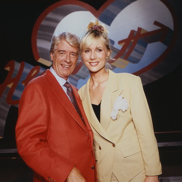 Herzblatt, Kuppelshow, Deutschland 1988, Moderator: Rudi Carrell und Assistentin Susanne Susi Müller | Quelle: Getty Images