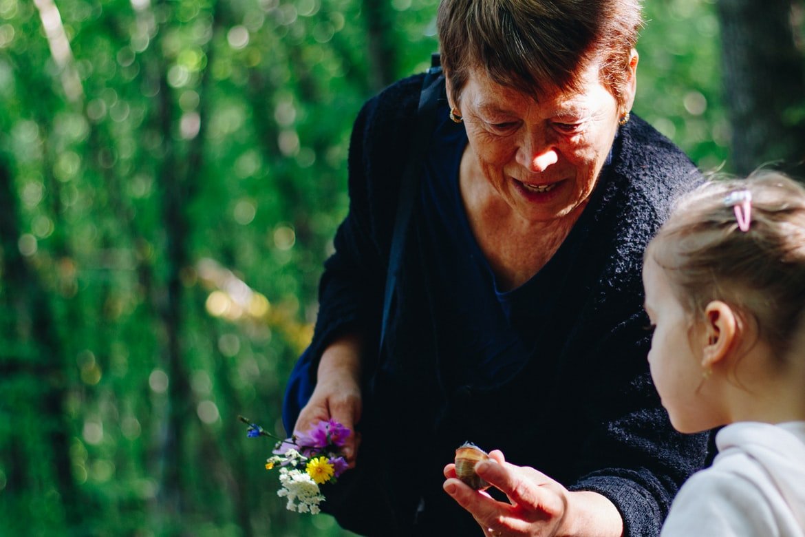 He noticed Evelyn and her granddaughter Erin | Source: Unsplash