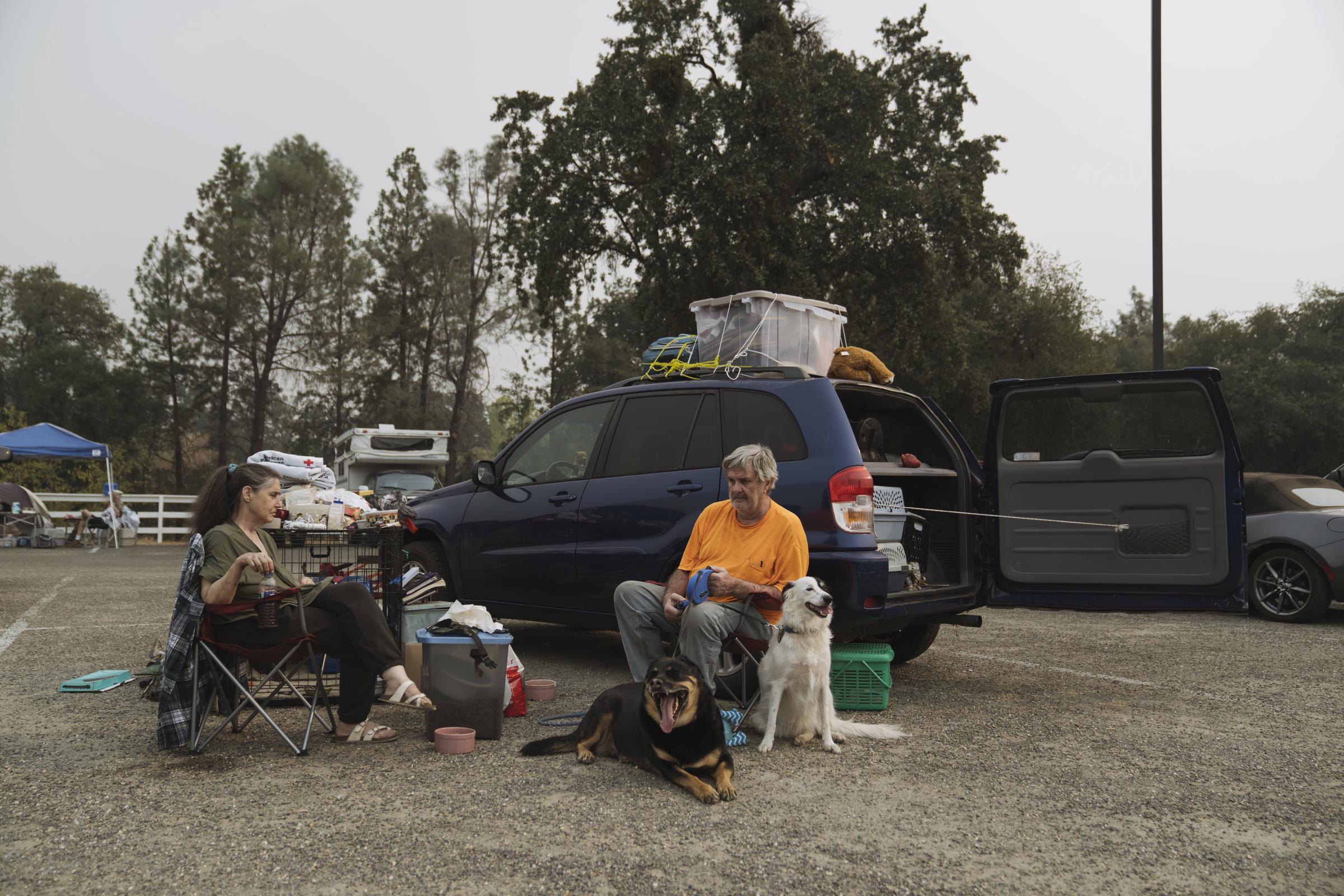 Displaced residents at the Green Valley Community Church evacuation center during the Caldor Fire in Placerville, California, on August 19, 2021 | Source: Getty Images