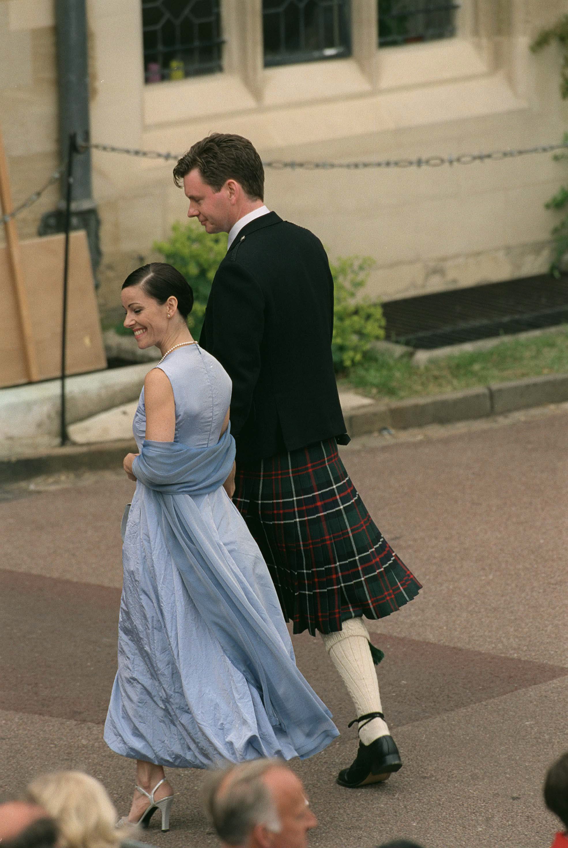Ruthie Henshall and John Gordon Sinclair at Prince Edward and Sophie Rhys-Jones' wedding on June 19, 1999, in Windsor, England. | Source: Getty Images
