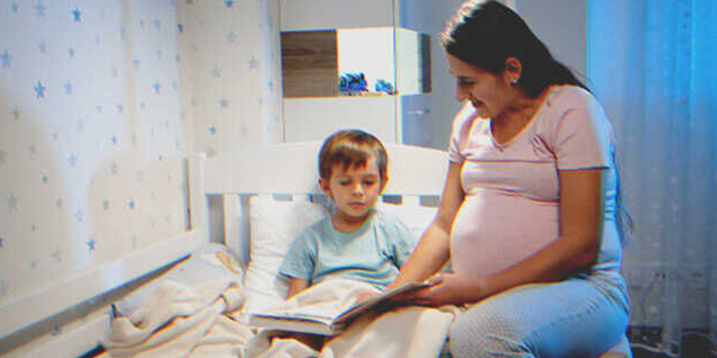 Mama liest einem kleinen Jungen im Bett vor | Quelle: Shutterstock