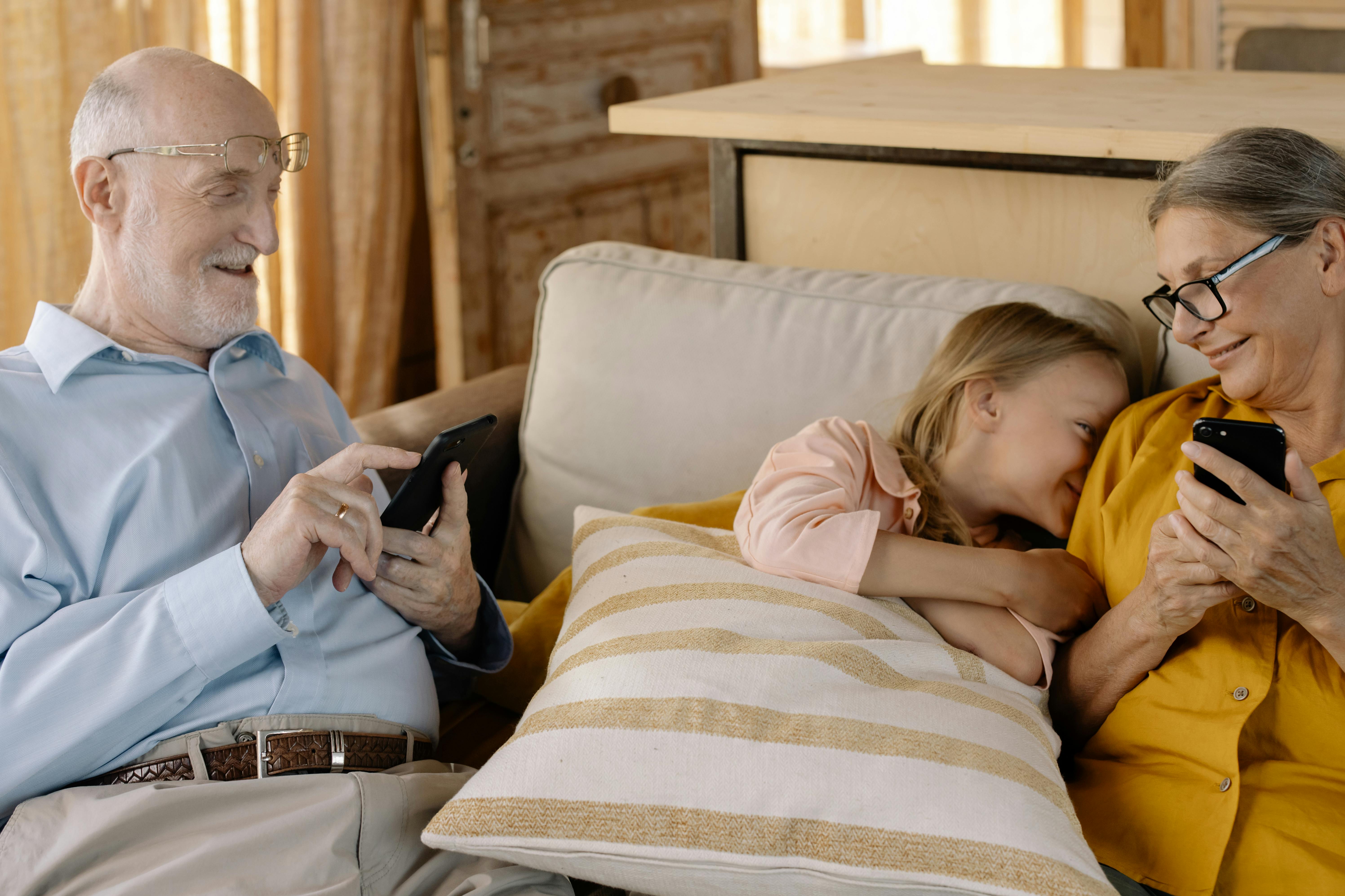Grandparents bonding with their grandchild | Source: Pexels