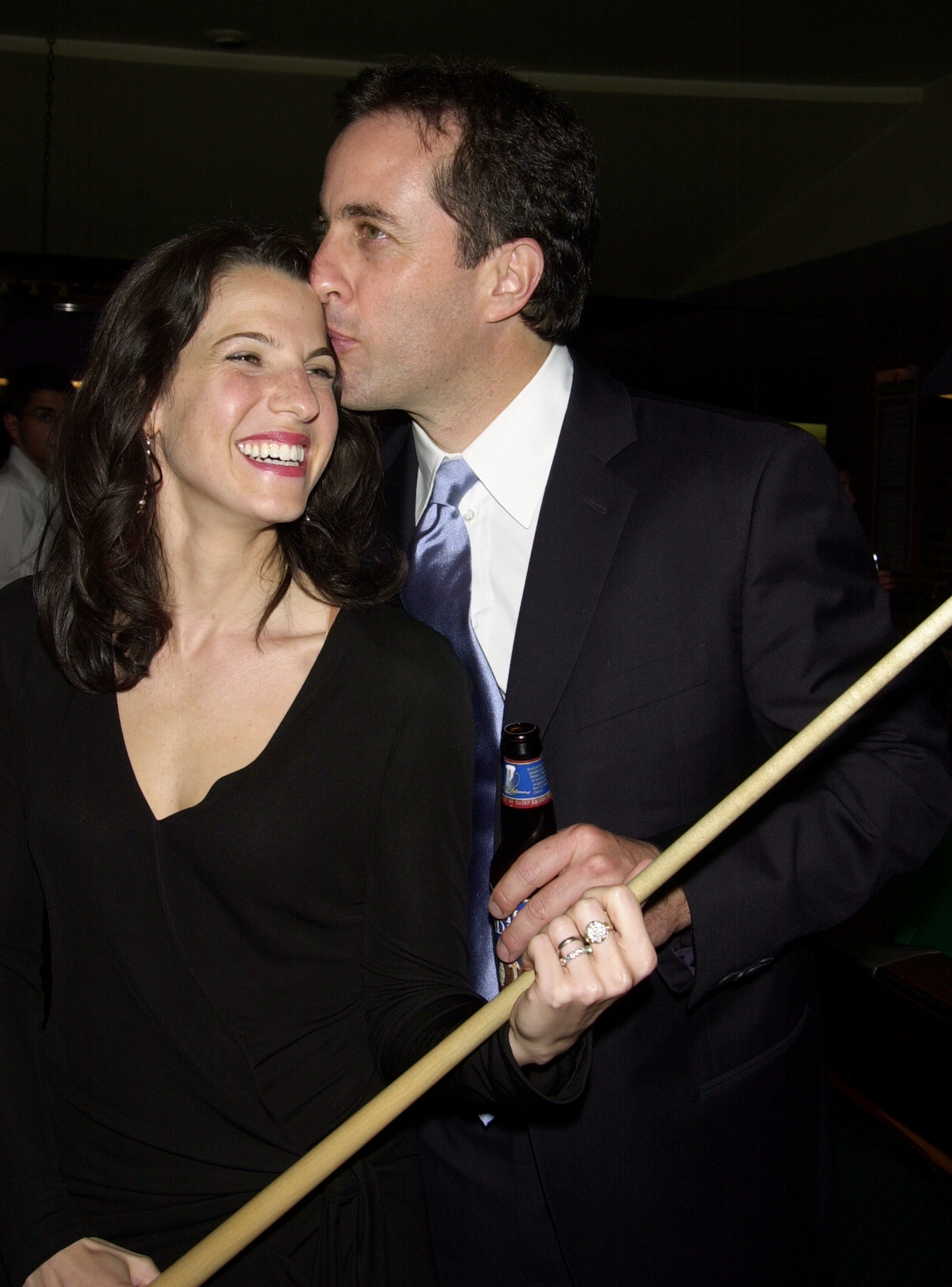 Jerry Seinfeld kisses his wife, Jessica Seinfeld, as she plays pool at the Amsterdam Billiards Club on May 6, 2002 | Source: Getty Images