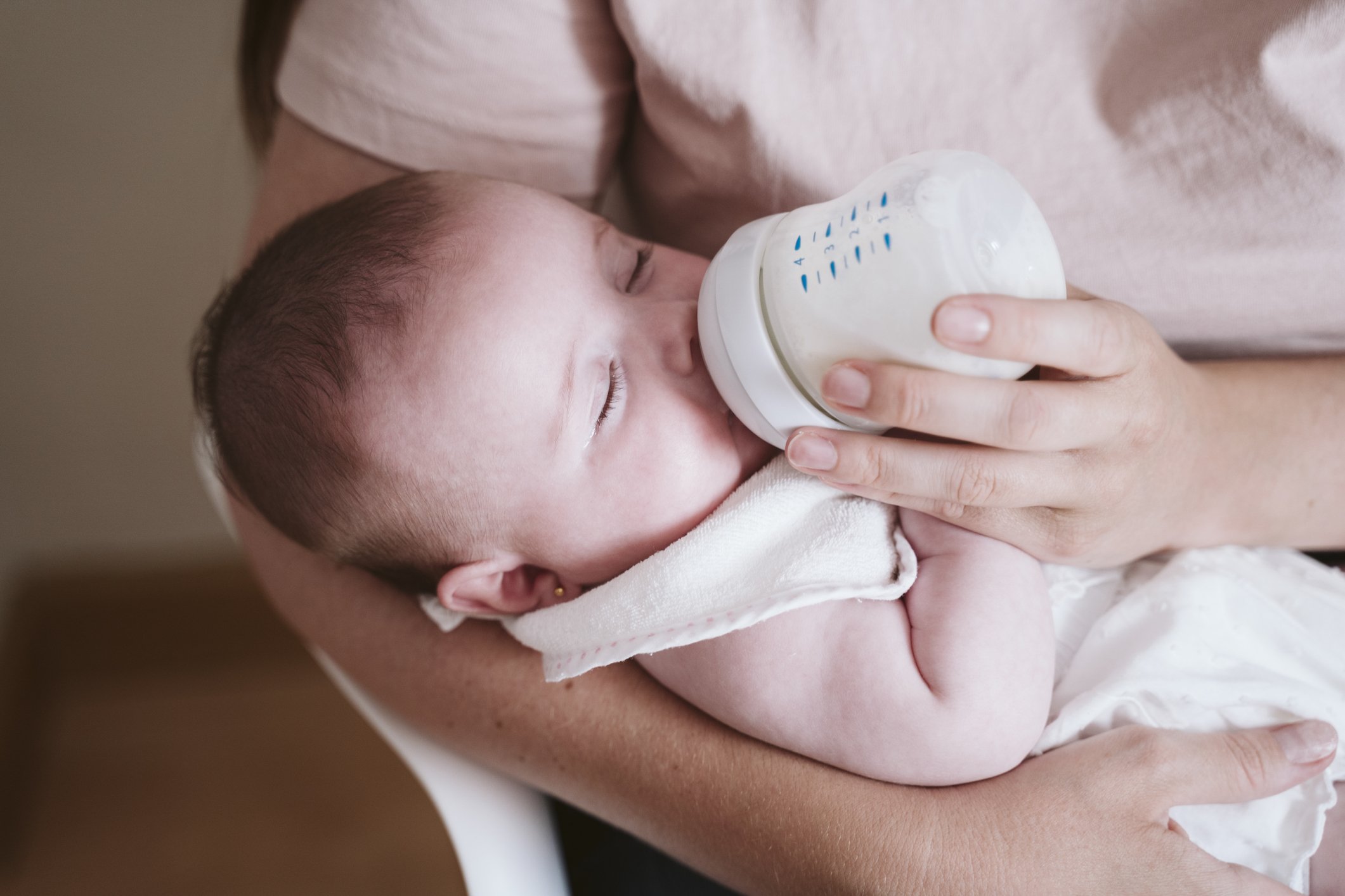 Mutter füttert Baby mit einer Flasche | Quelle: Getty Images