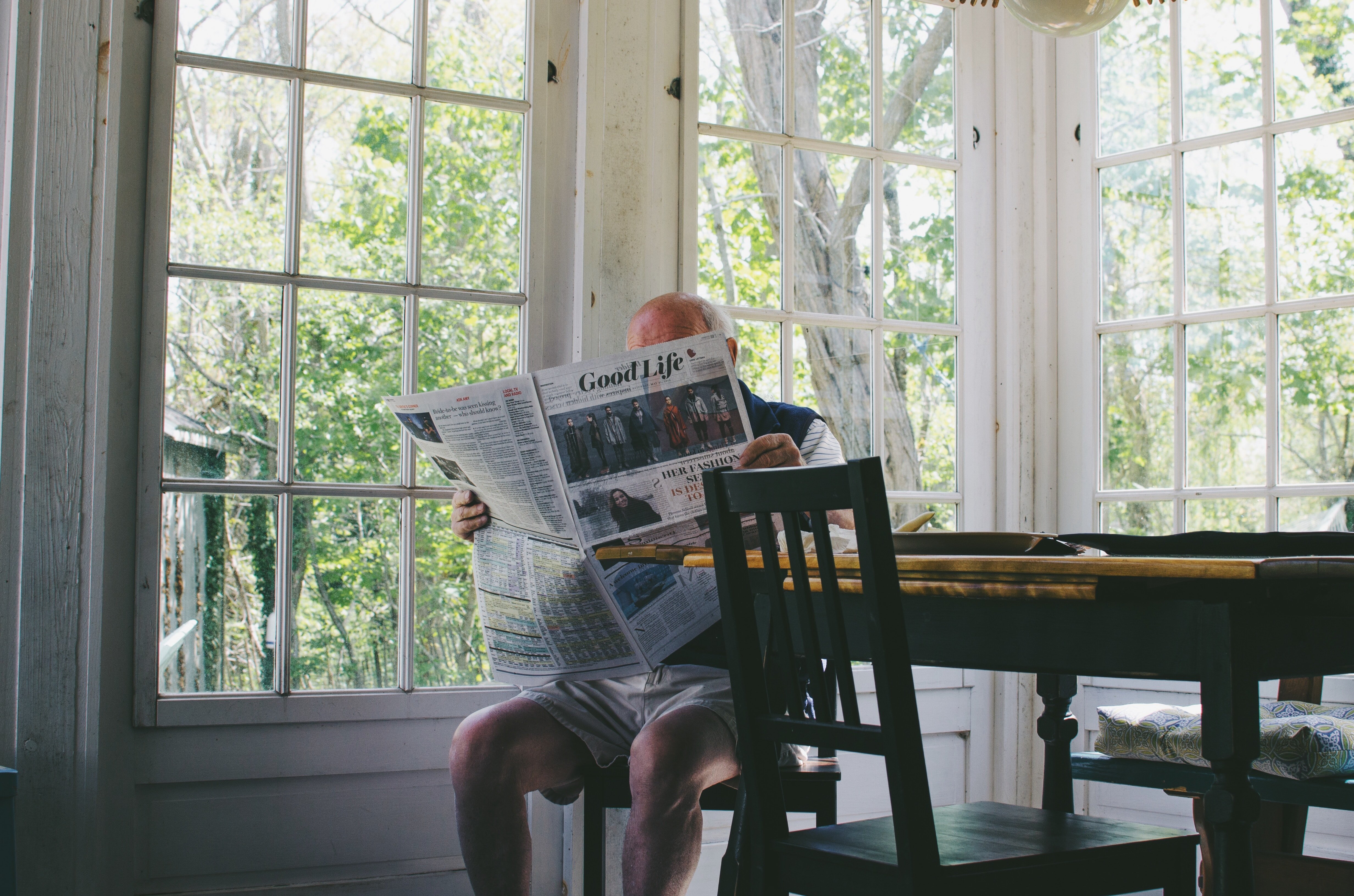 An old man reading the news in an apartment. | Source: Unsplash