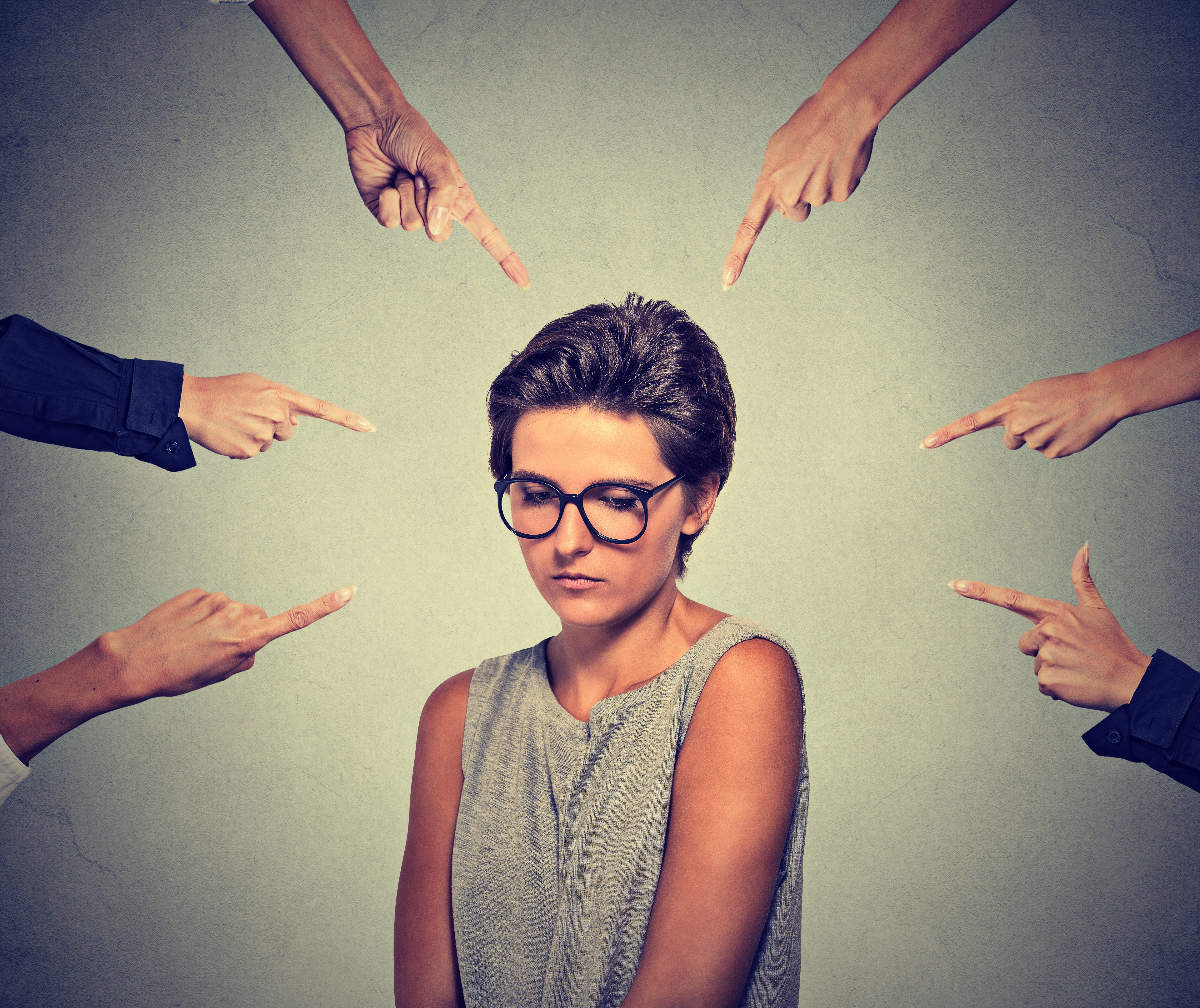 Chica tímida es acosada por otros adolescentes. Fuente: Shutterstock Chica tímida es acosada por otros adolescentes. Fuente: Shutterstock