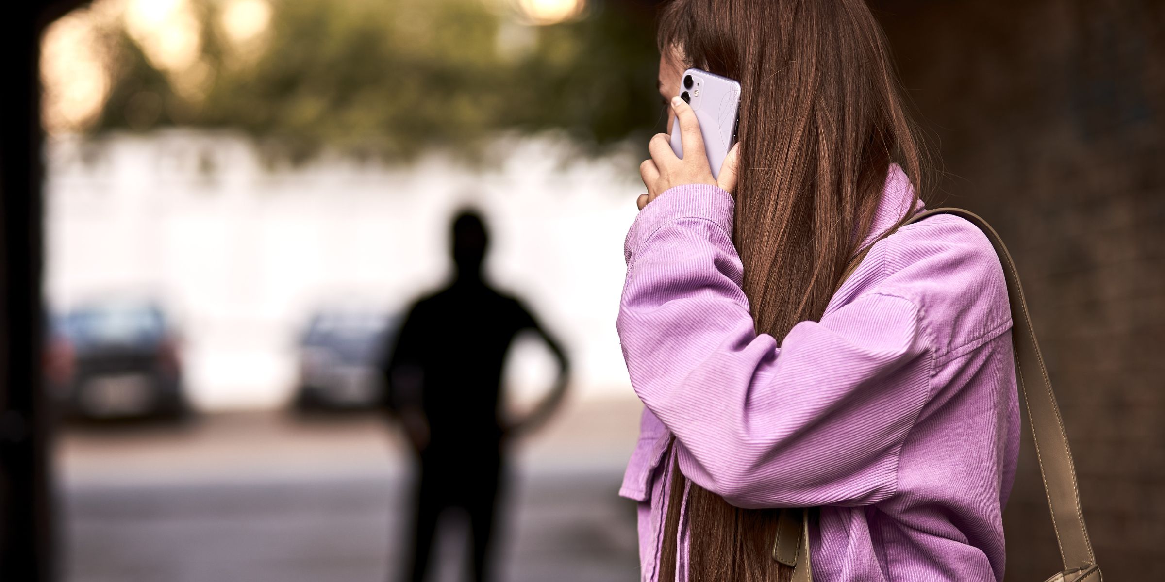 A person stalking a woman | Source: Shutterstock