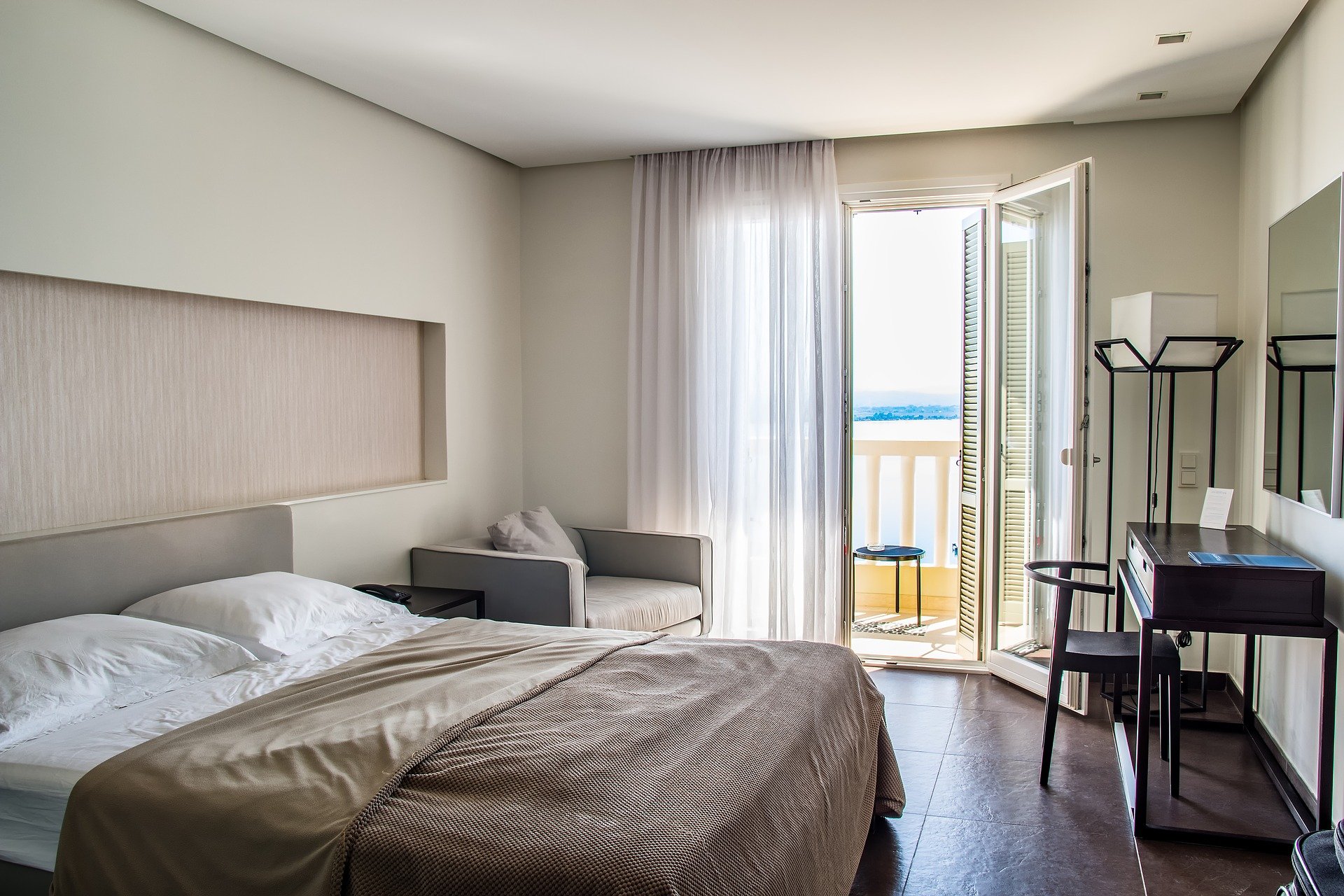 Hotel bed | Source: Pixabay 