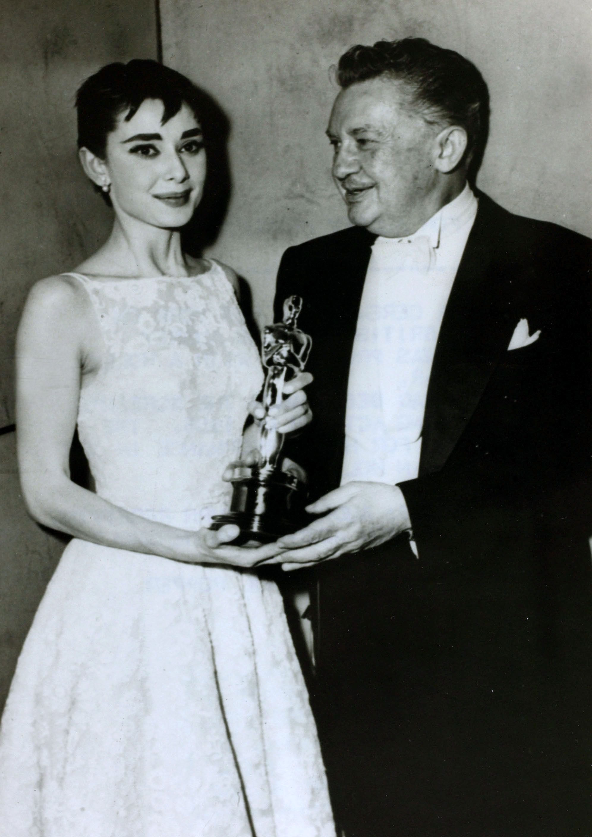  Audrey Hepburn receives her Oscar as Best Actress for her role in "Roman Holiday" | Source: Getty Images