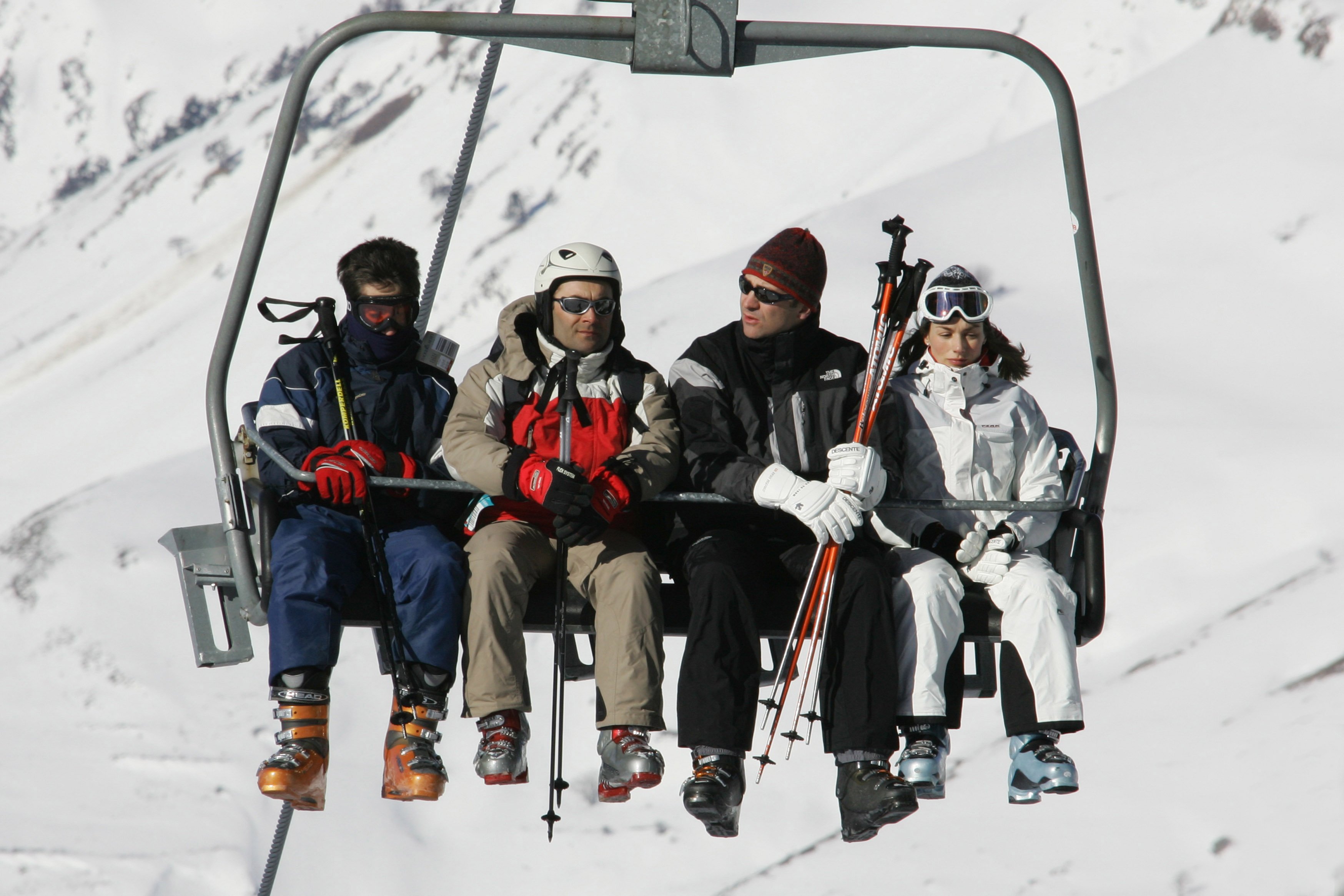 Príncipe Felipe y Princesa Letizia en funicular en Baqueira-Beret en mayo de 2004. | Foto: Getty Images
