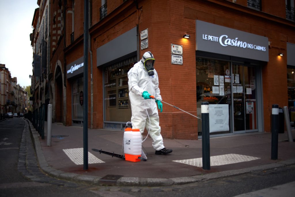 Un travailleur désinfectant les rues de Toulouse à l'aide de javel diluée le 7 avril 2020. l Source : Getty Images Un travailleur désinfectant les rues de Toulouse à l'aide de javel diluée le 7 avril 2020. l Source : Getty Images