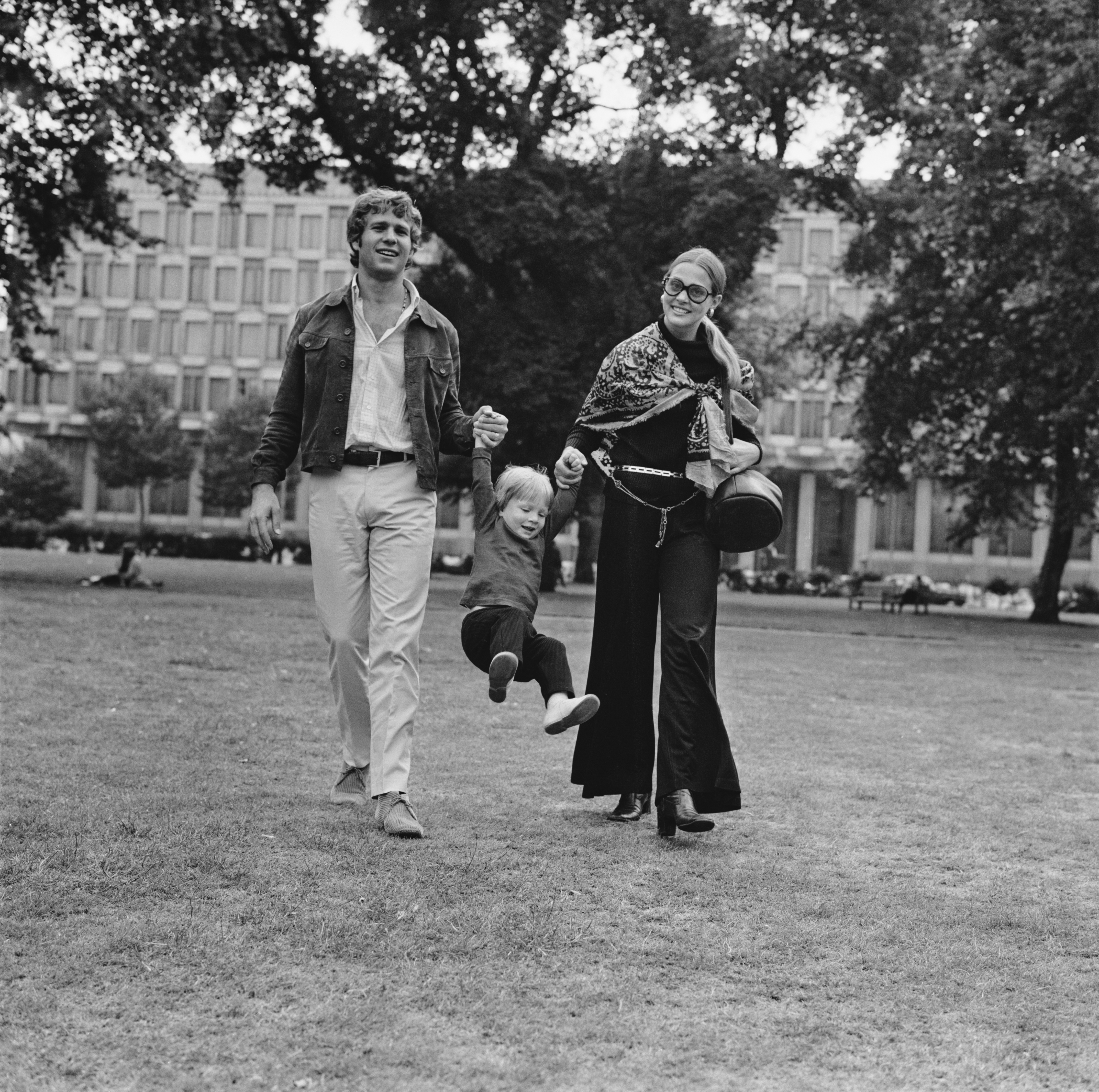 Ryan O'Neal and Leigh Taylor-Young, and their son, Patrick O'Neal, in London for a family holiday on August 1, 1969 | Source: Getty Images