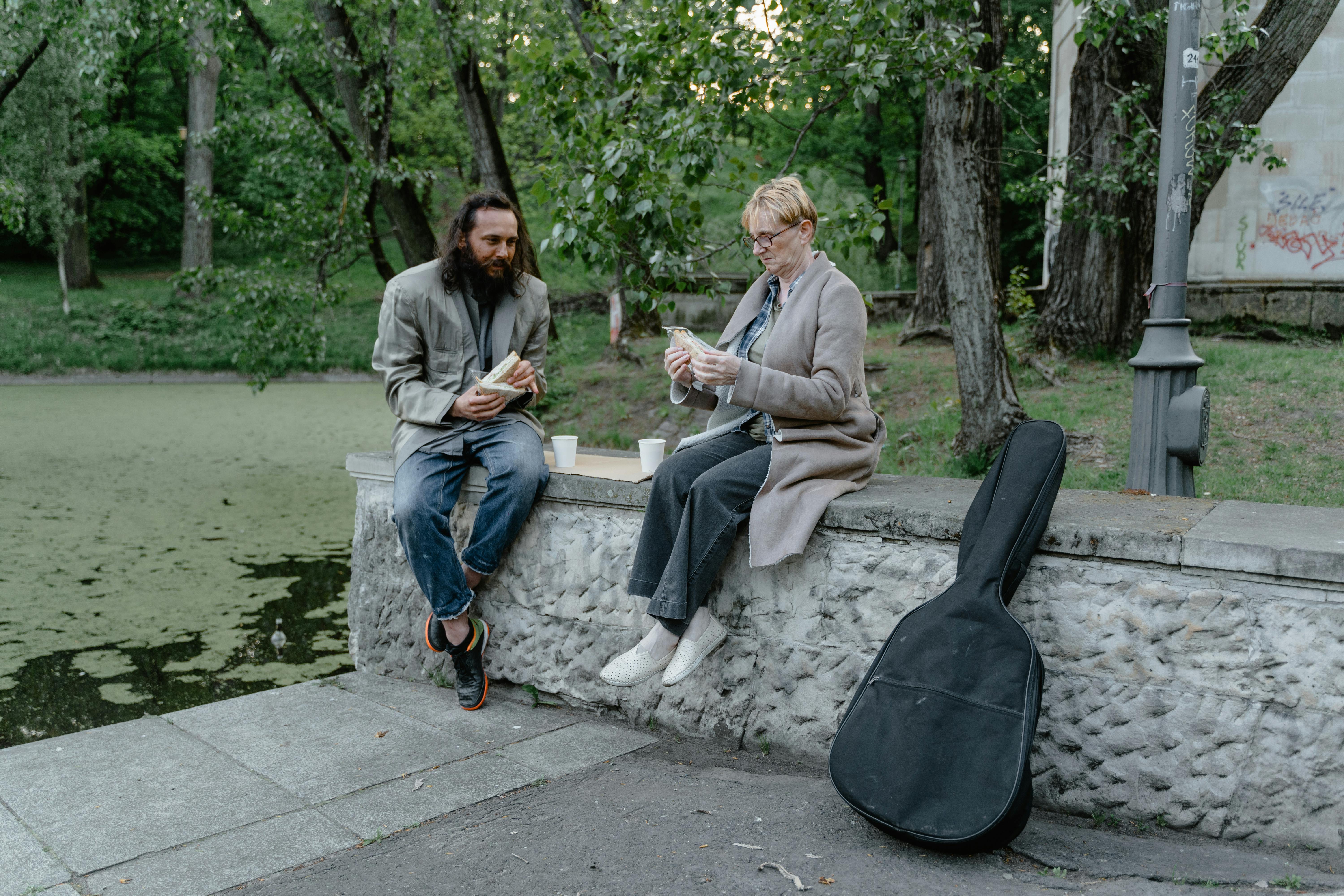 Two strangers sharing a meal together | Source: Pexels
