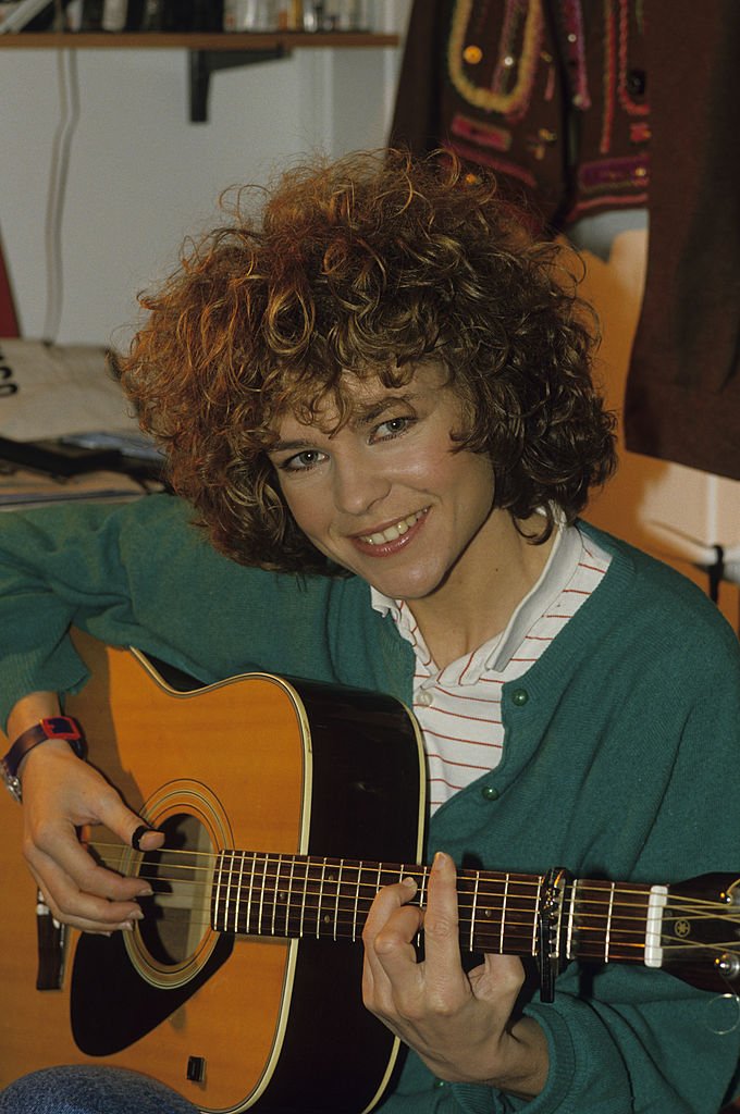 Rendez-vous avec la chanteuse Sabine Paturel. Paris - 9 juin 1986 - Sabine PATUREL, chanteuse française, jouant à la guitare. | Photo : Getty Images
