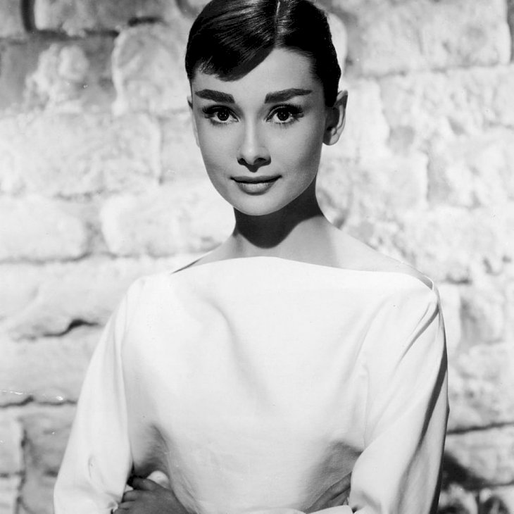 Portrait of Belgian-born American actress Audrey Hepburn (1929 - 1993) in a white long-sleeved dress, mid 1950s. | Photo: Getty Images