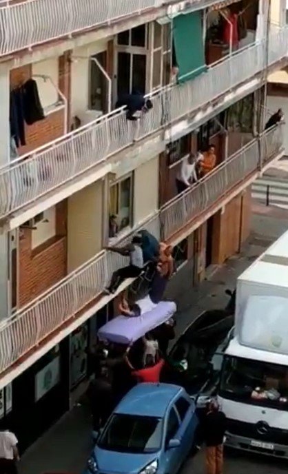 Anciano colgando de balcón. | Foto: Captura de pantalla de Twitter/PerdigueroSIPEp