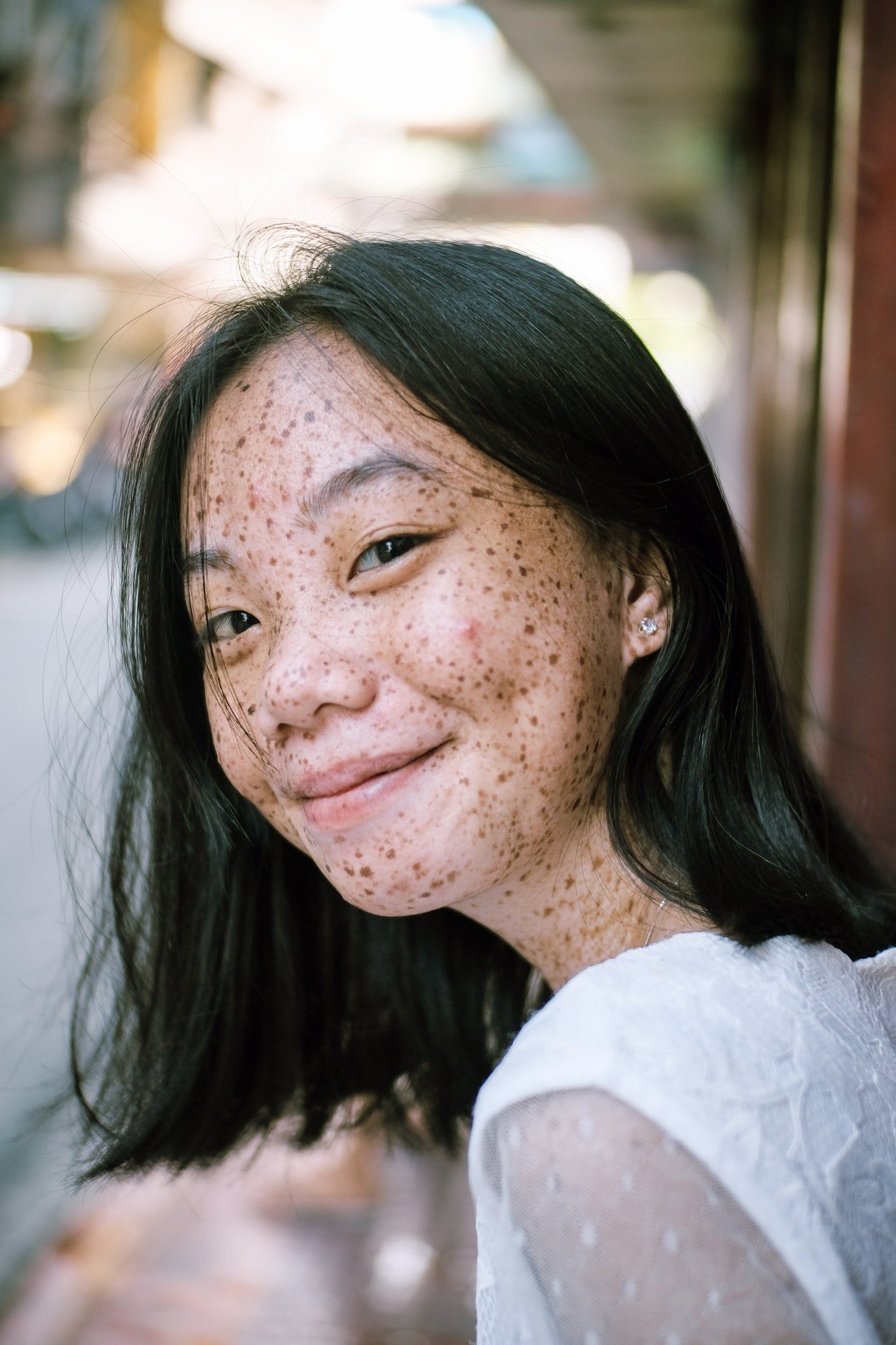 Una niña sonrie con picardía. | Foto: Pexels