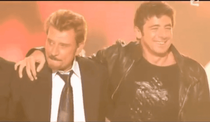 Johnny Hallyday et Patrick Bruel sur scène. | Photo : Youtube/Julien Muckensturm
