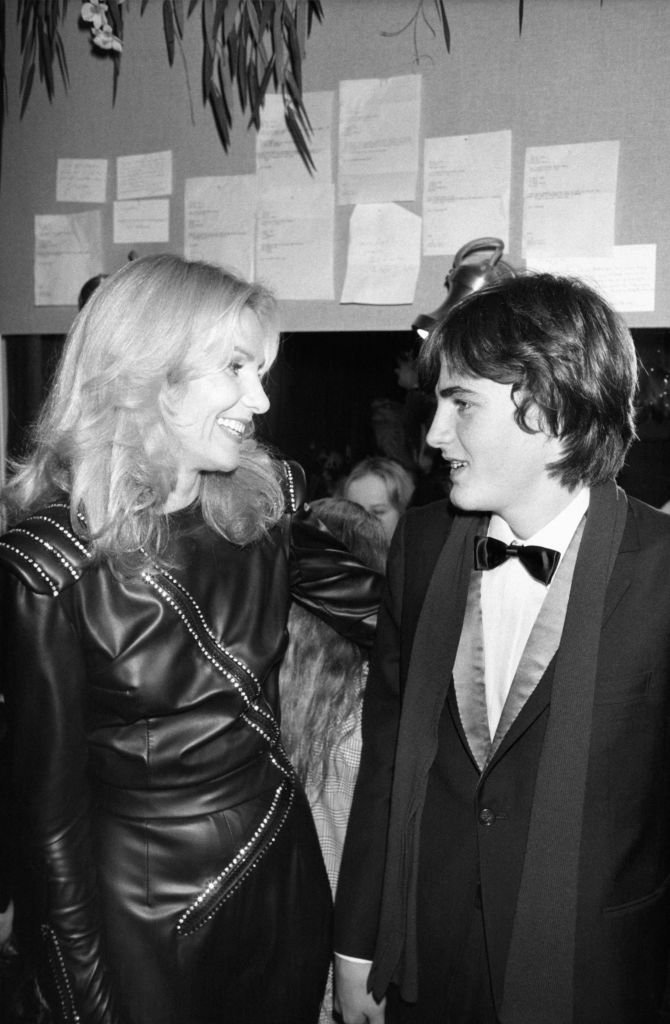 Michèle Torr et son fils Romain à l'Olympia à Paris le 2 décembre 1982. | Source : Getty Images