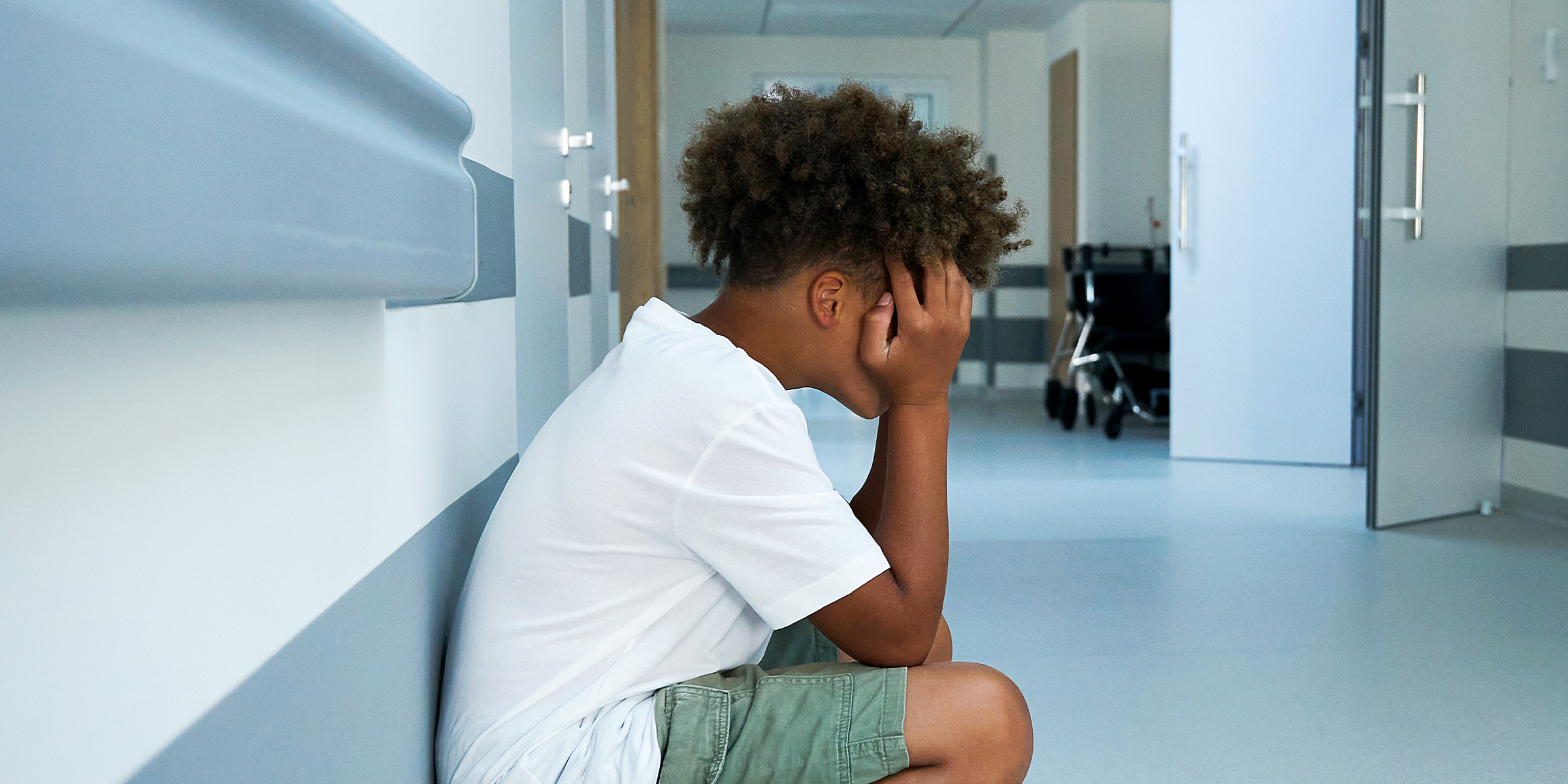 A child crying in a hospital | Source: Shutterstock