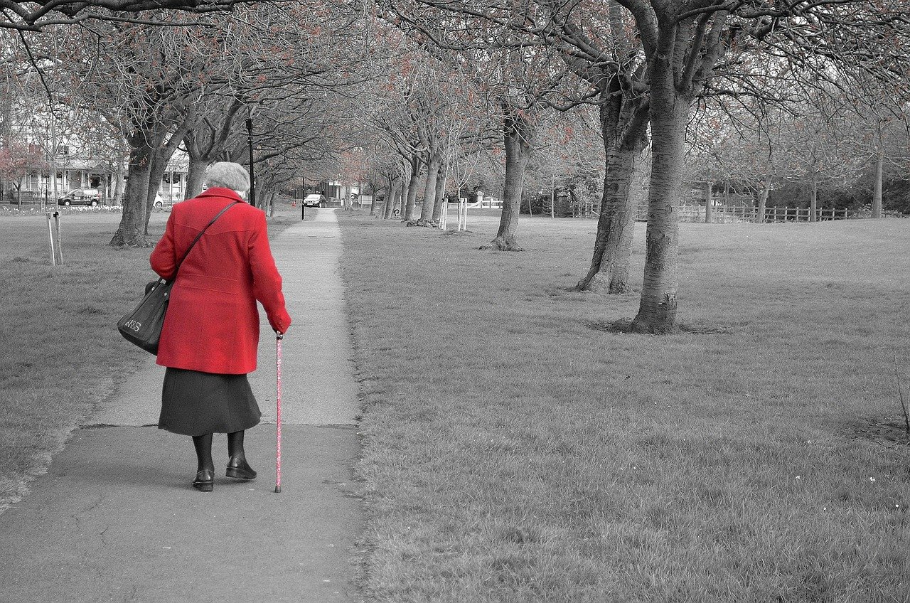 Some people, including OP, wondered how the old lady lived considering her financial struggle | Photo: Pixabay
