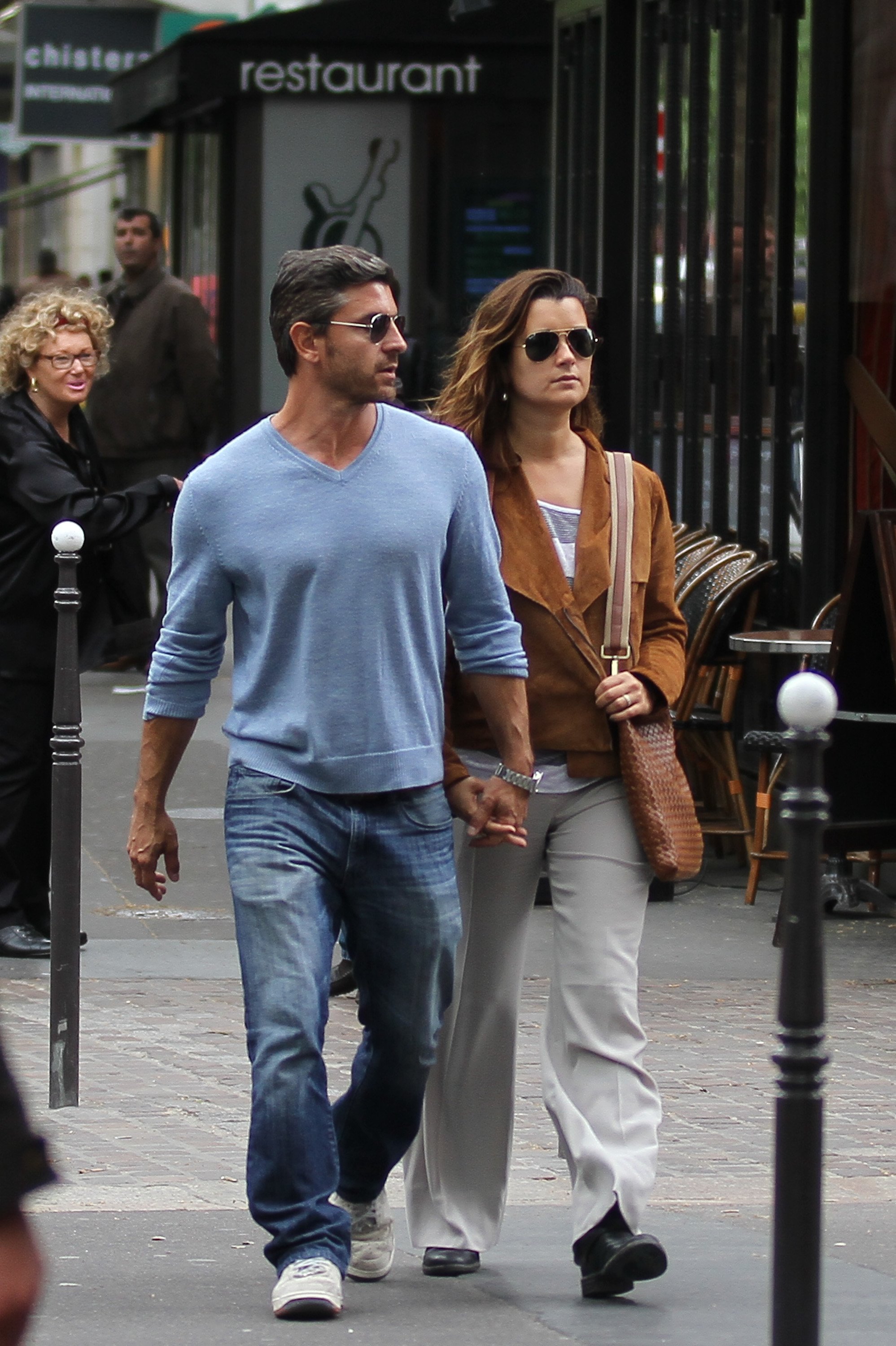 Diego Serrano and Cote De Pablo taking a walk 'Rue de Rivoli' on May 9, 2012 in Paris | Source: Getty Images