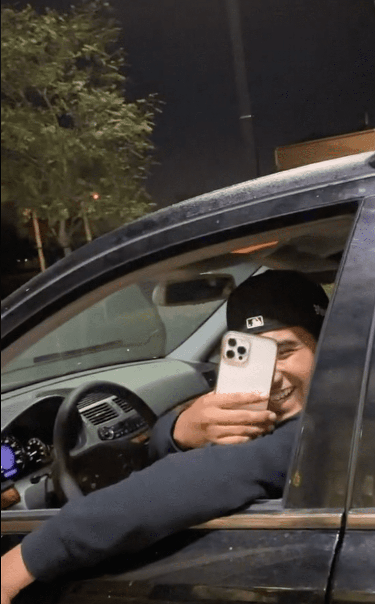 Man records employee at drive-thru window and makes fun of her job at McDonald's | Photo: TikTok/yglingling