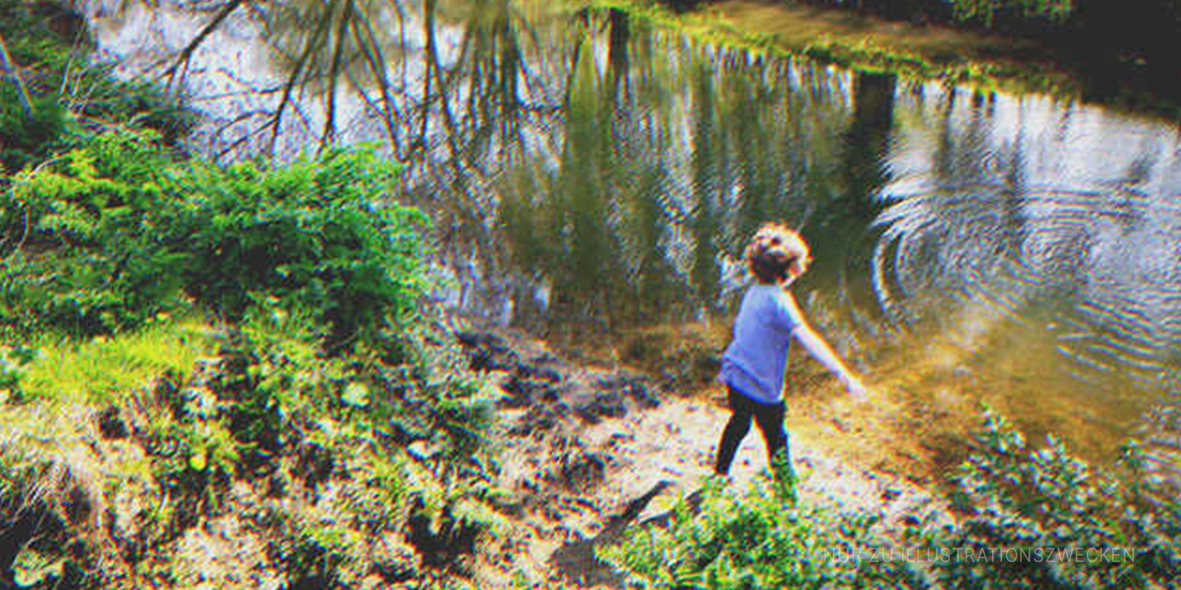 Ein kleiner Junge spielt an einem Teich | Quelle: Shutterstock