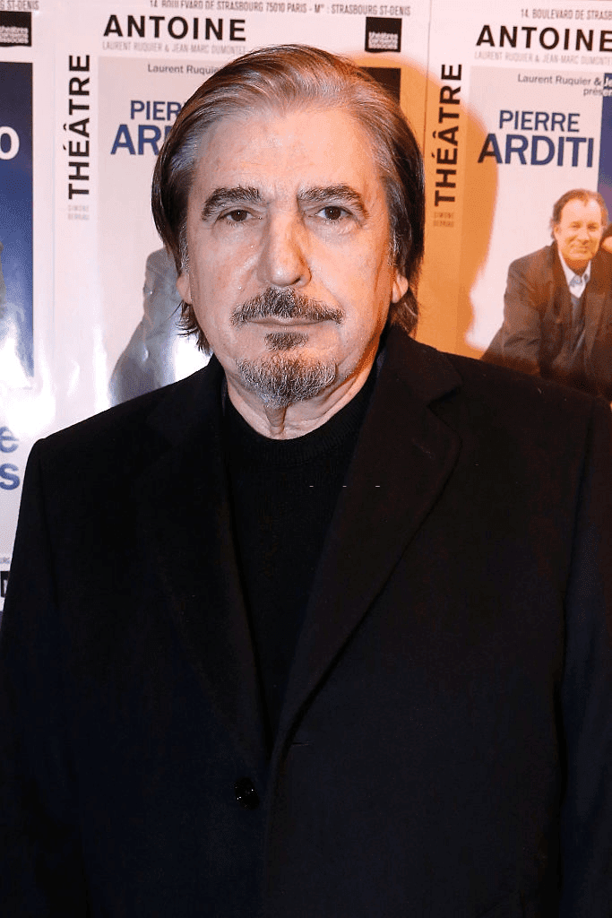 PARIS, FRANCE - 21 MARS : Le chanteur Serge Lama assiste à "l'Etre ou pas" : Pièce de théâtre au Théâtre Antoine le 21 mars 2016 à Paris, France. | Photo : Getty Images