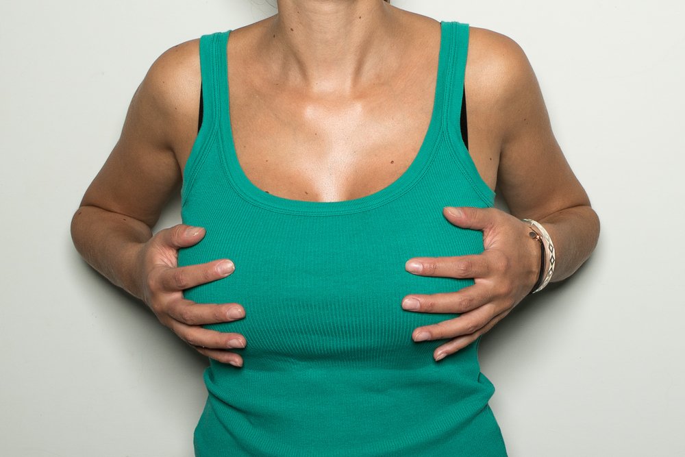 Foto posoperatoria de una cirugía de aumento de pechos. I Foto: Shutterstock