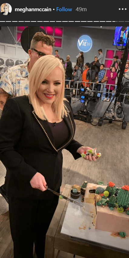 Au cours d'un épisode d'anniversaire de "The View", Meghan McCain coupe une part de son gâteau d'anniversaire sur le thème des cactus | Source: instagram.com/meghanmccain Au cours d'un épisode d'anniversaire de "The View", Meghan McCain coupe une part de son gâteau d'anniversaire sur le thème des cactus | Source: instagram.com/meghanmccain