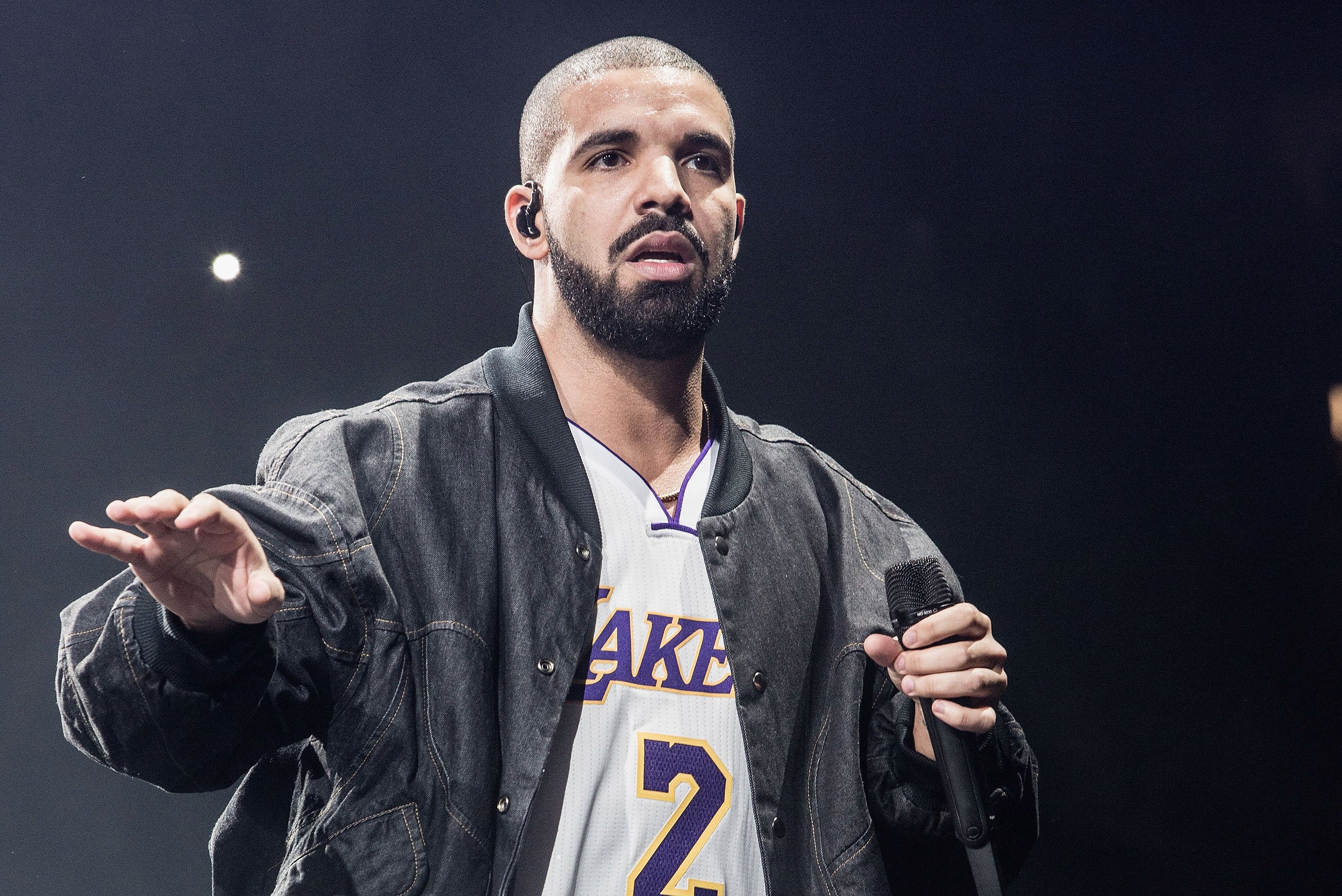 Drake performs at The Forum on September 27, 2016 in Inglewood, California. | Source: Getty Images