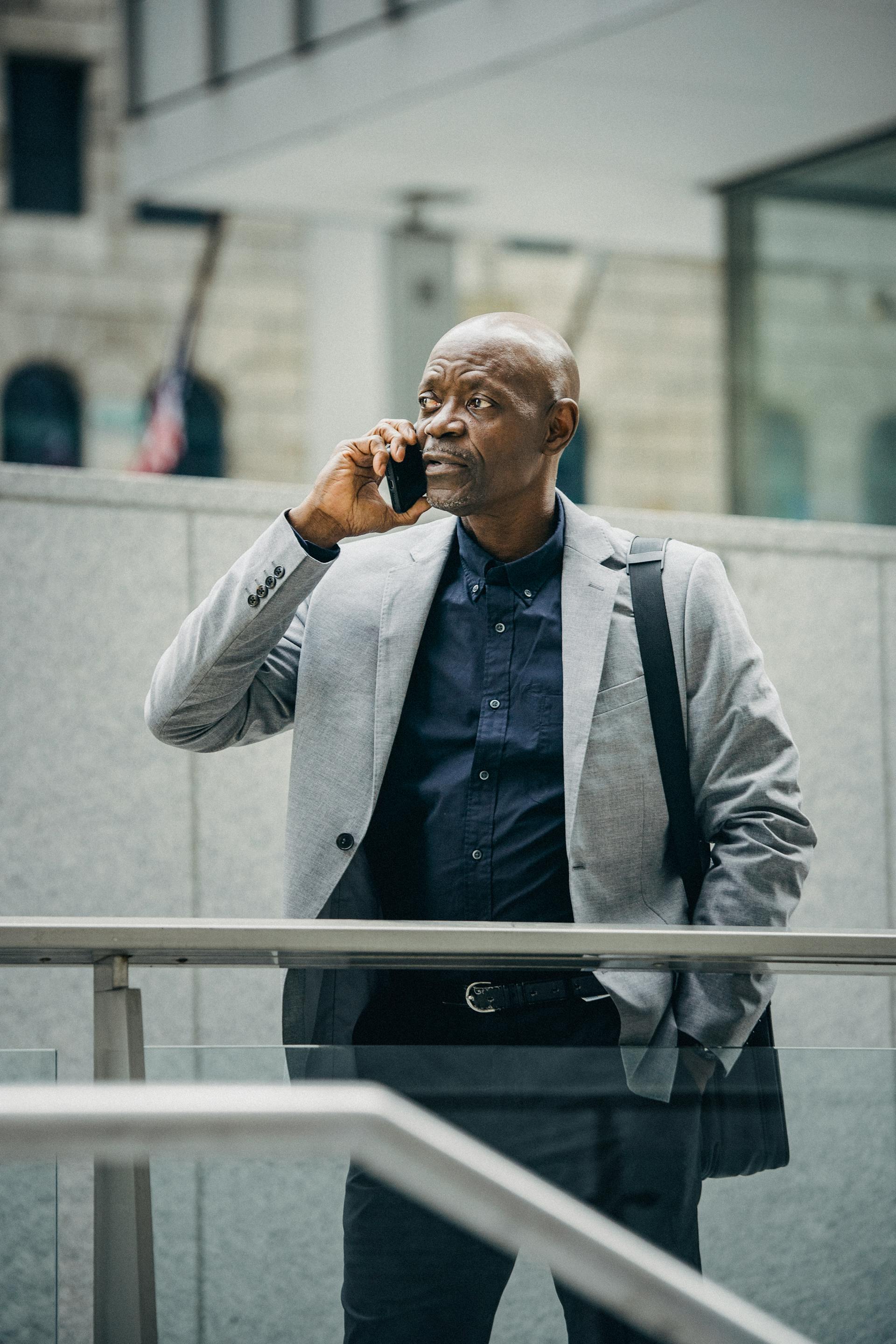 A man looking to his side while speaking on the phone | Source: Pexels