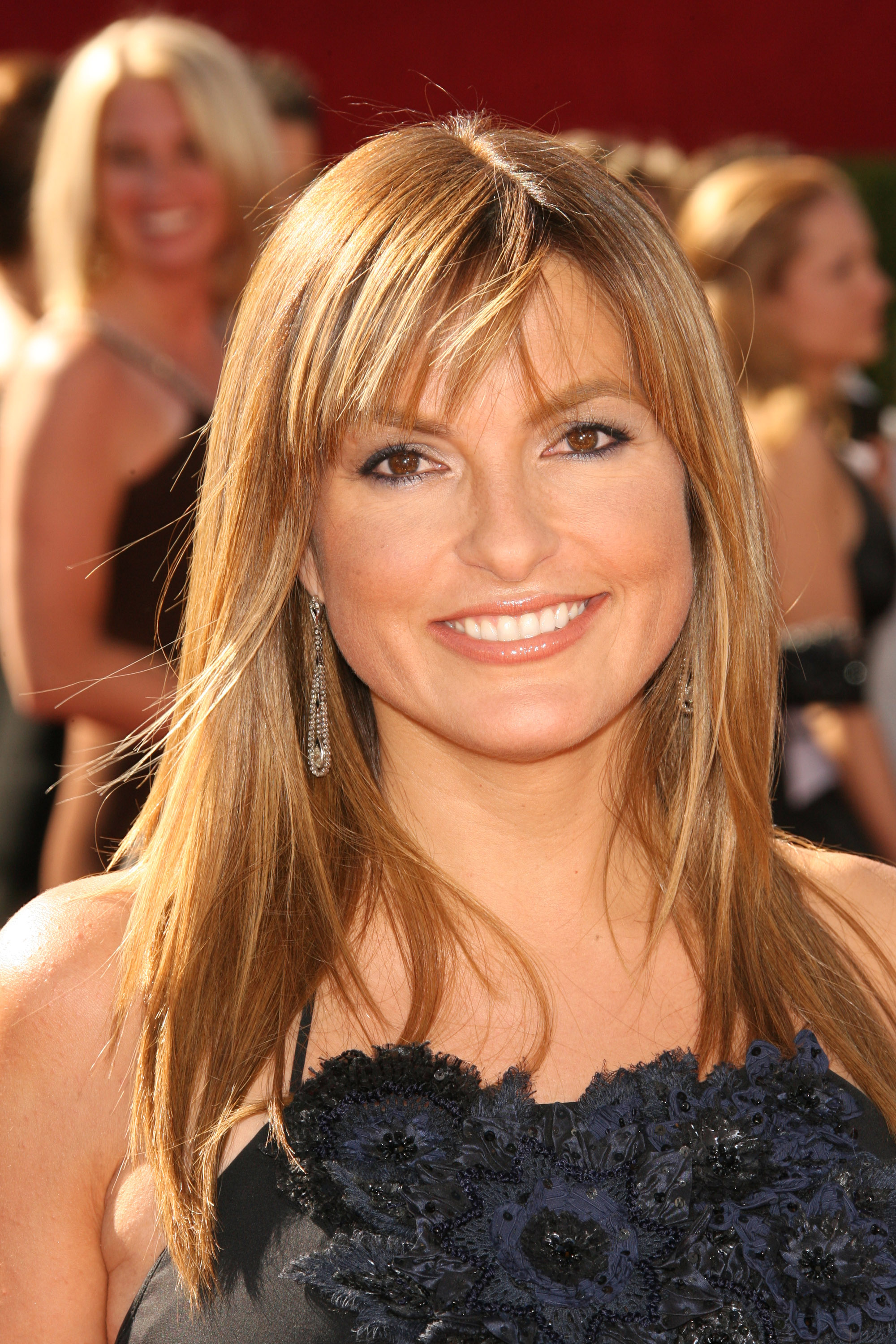 A dramatic departure — Hargitay arrives at the Emmys with long, straight honey-blonde hair parted to the side, flowing well past her shoulders in a sun-kissed style that is worlds away from her early pixie era.