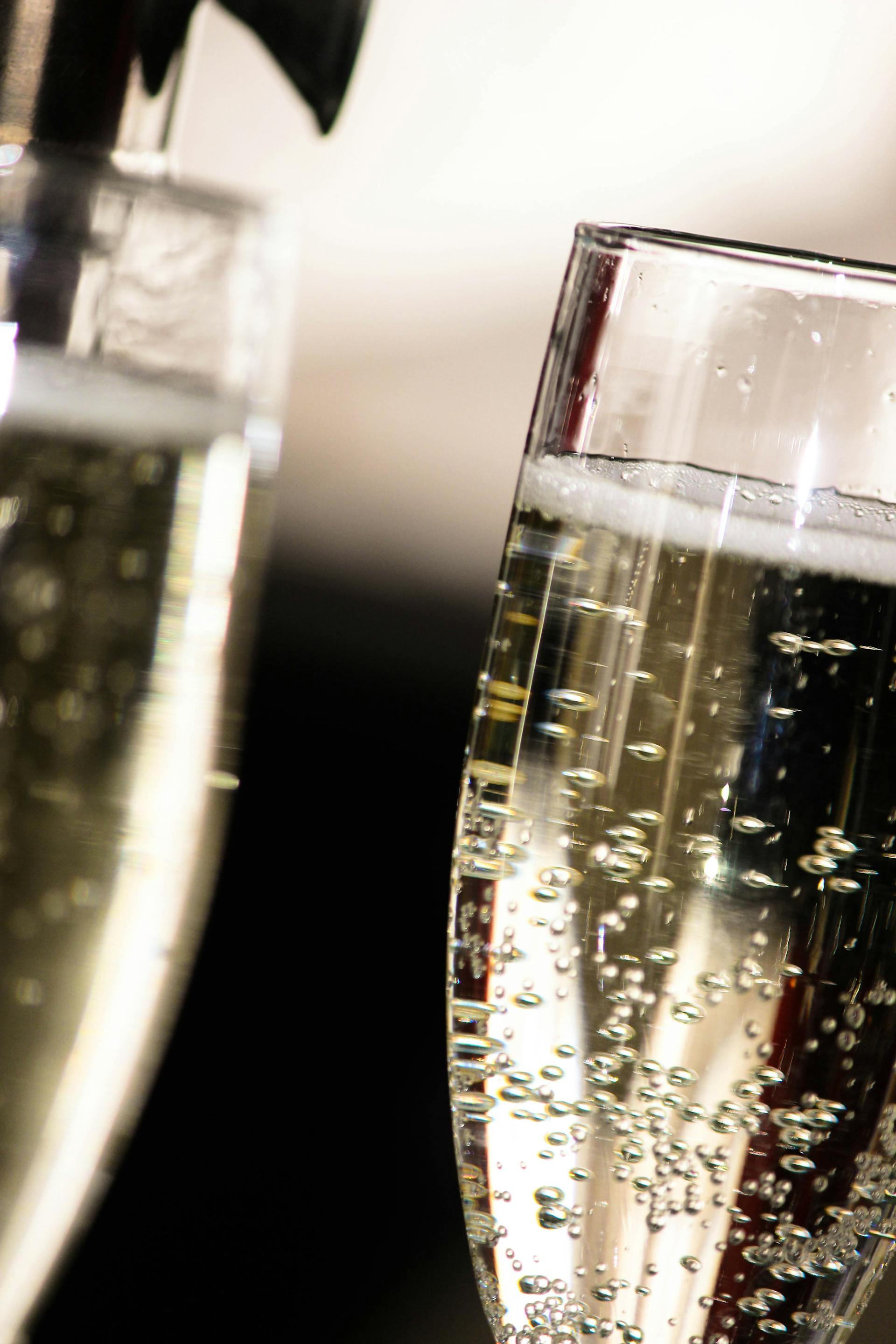 Two glasses of champagne | Source: Pexels