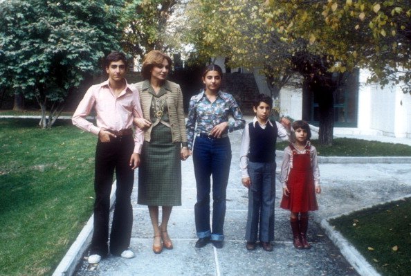 Prince Reza Cyrus, Farah Diba Pahlavi, Princesse Farahnaz, Prince Ali Reza, Princesse Leila, à l'Imperial Private School", Téhéran/Iran. | Photo : Getty Images Prince Reza Cyrus, Farah Diba Pahlavi, Princesse Farahnaz, Prince Ali Reza, Princesse Leila, à l'Imperial Private School", Téhéran/Iran. | Photo : Getty Images