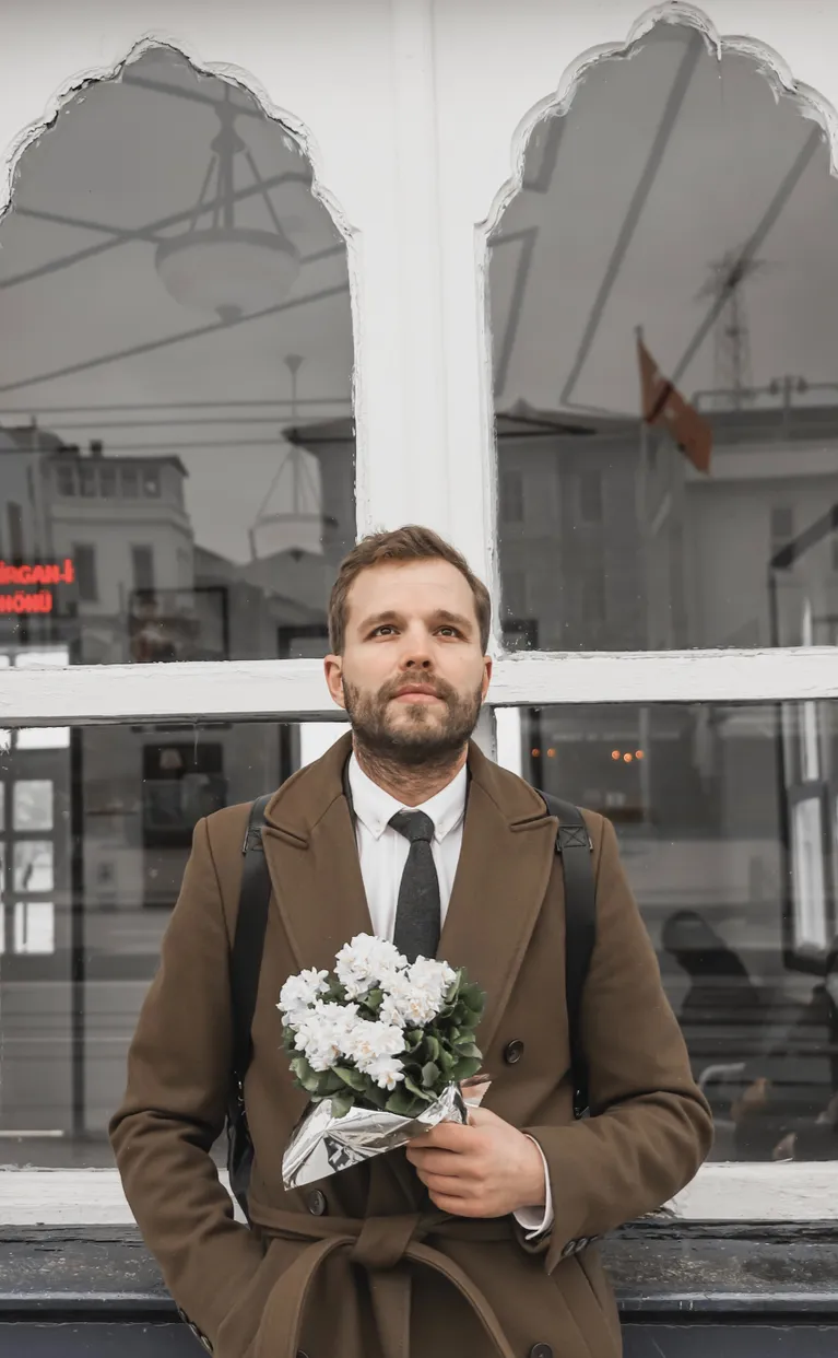 Rick a rendu visite à Mme Mitchell et lui a offert des fleurs. | Source : Pexels
