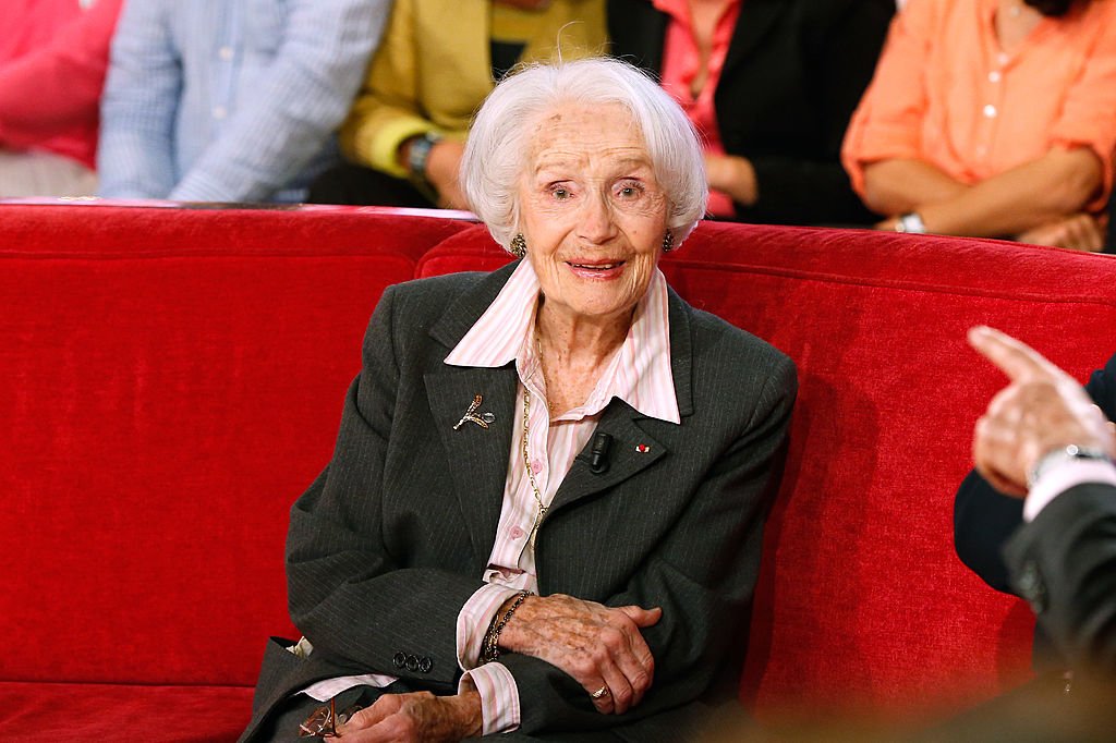 Gisèle Casadesus, qui aura 100 ans le 14 juin 2014, présente son livre "Cent ans, c'est passe si vite..." à l'émission de télévision française 'Vivement Dimanche'. | Photo : Getty Images