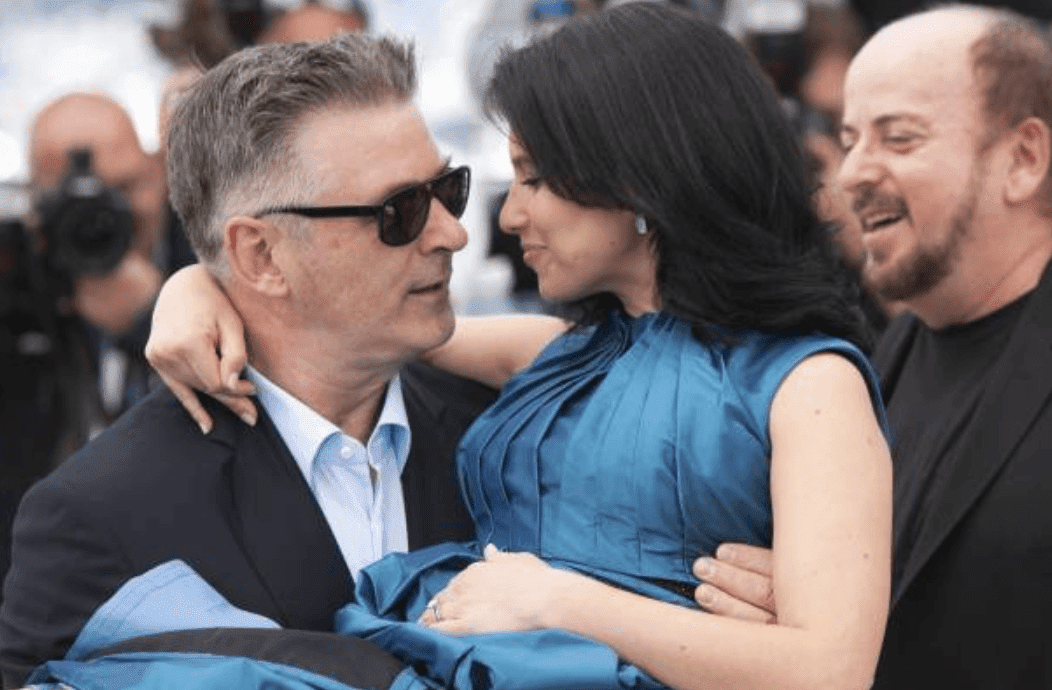Alec Baldwin porte sa femme, Hilaria Baldwin, dans ses bras alors qu'ils participent au photocall de "Séduit et abandonné" au 66ème festival de Cannes, le 21 mai 2013 à Cannes, France | Source: Laurent KOFFEL / Gamma-Rapho via Getty Images Alec Baldwin porte sa femme, Hilaria Baldwin, dans ses bras alors qu'ils participent au photocall de "Séduit et abandonné" au 66ème festival de Cannes, le 21 mai 2013 à Cannes, France | Source: Laurent KOFFEL / Gamma-Rapho via Getty Images