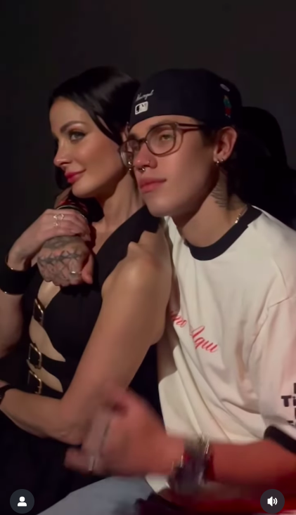 Ryan Muñiz holding his girlfriend Hannah Juliana while posing for a photo during his 22nd birthday celebration, from a video posted on August 17, 2025 | Source: Instagram/dayanarapr