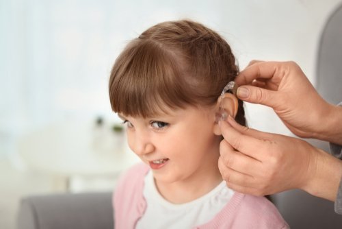 Niña con una prótesis auditiva. | Foto: Shutterstock