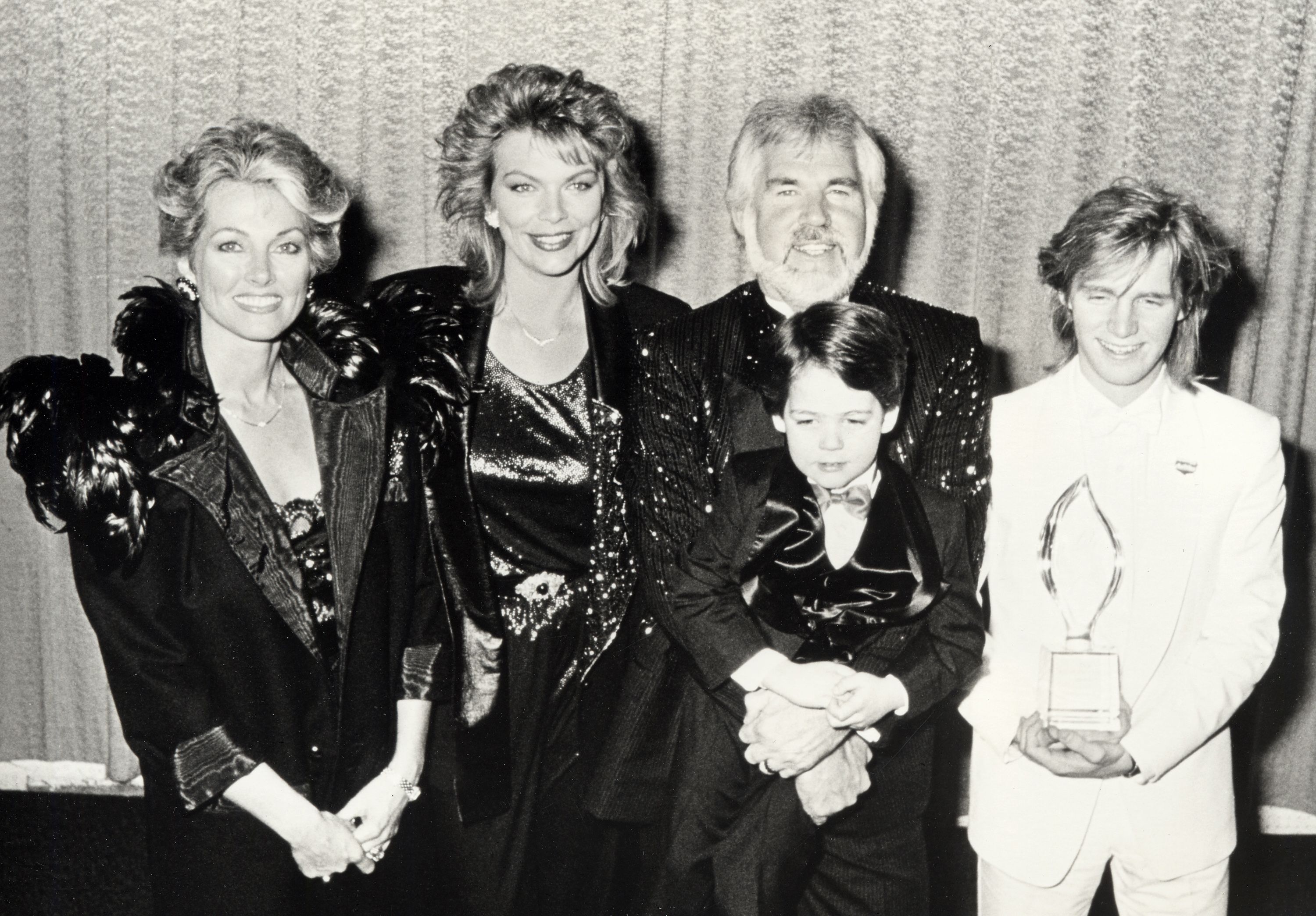 Kenny Rogers, wife Marianne Gordon, daughter Carol Rogers and sons Kenny Rogers Jr. and Christopher Rogers at the 12th Annual People's Choice Awards in 1986 | Source: Getty Images