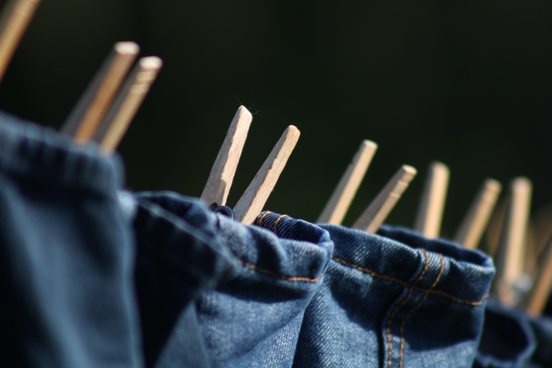 Blue jeans hanging on a clothesline. | Source: Pexels
