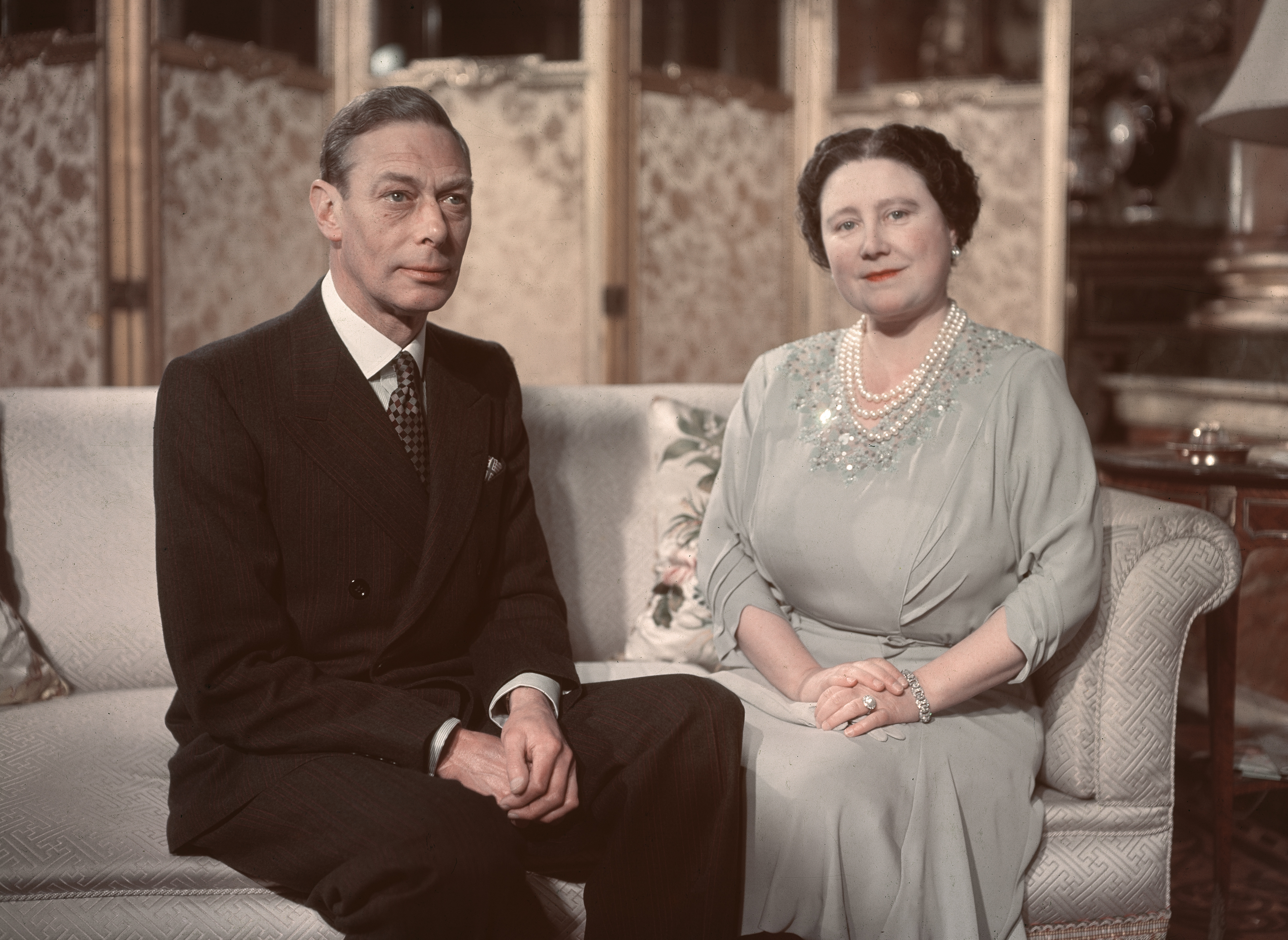King George VI and Her Majesty Queen Elizabeth at Buckingham Palace on January 1, 1942 in London. | Source: Getty Images