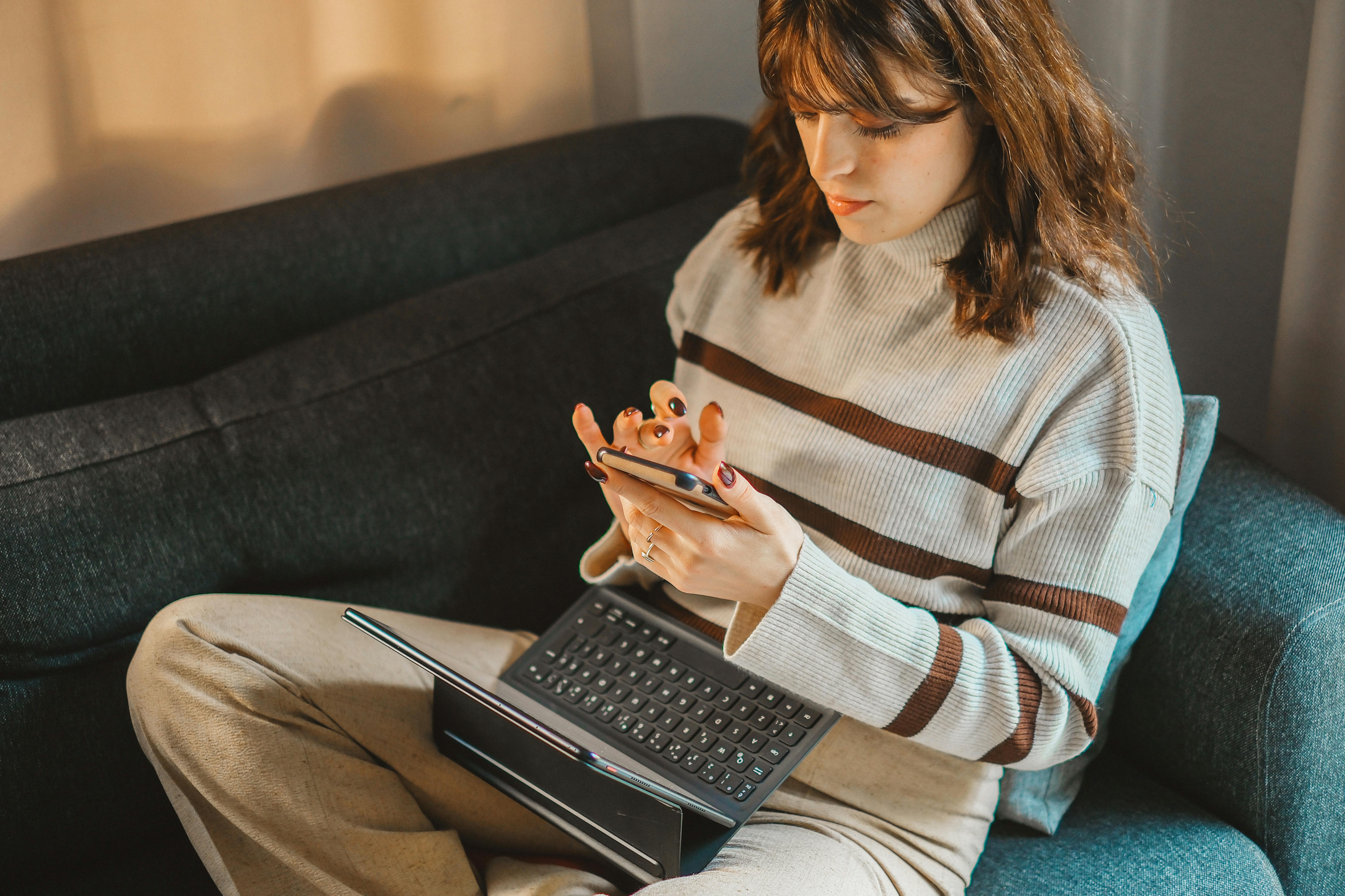 A serious woman on her phone | Source: Pexels