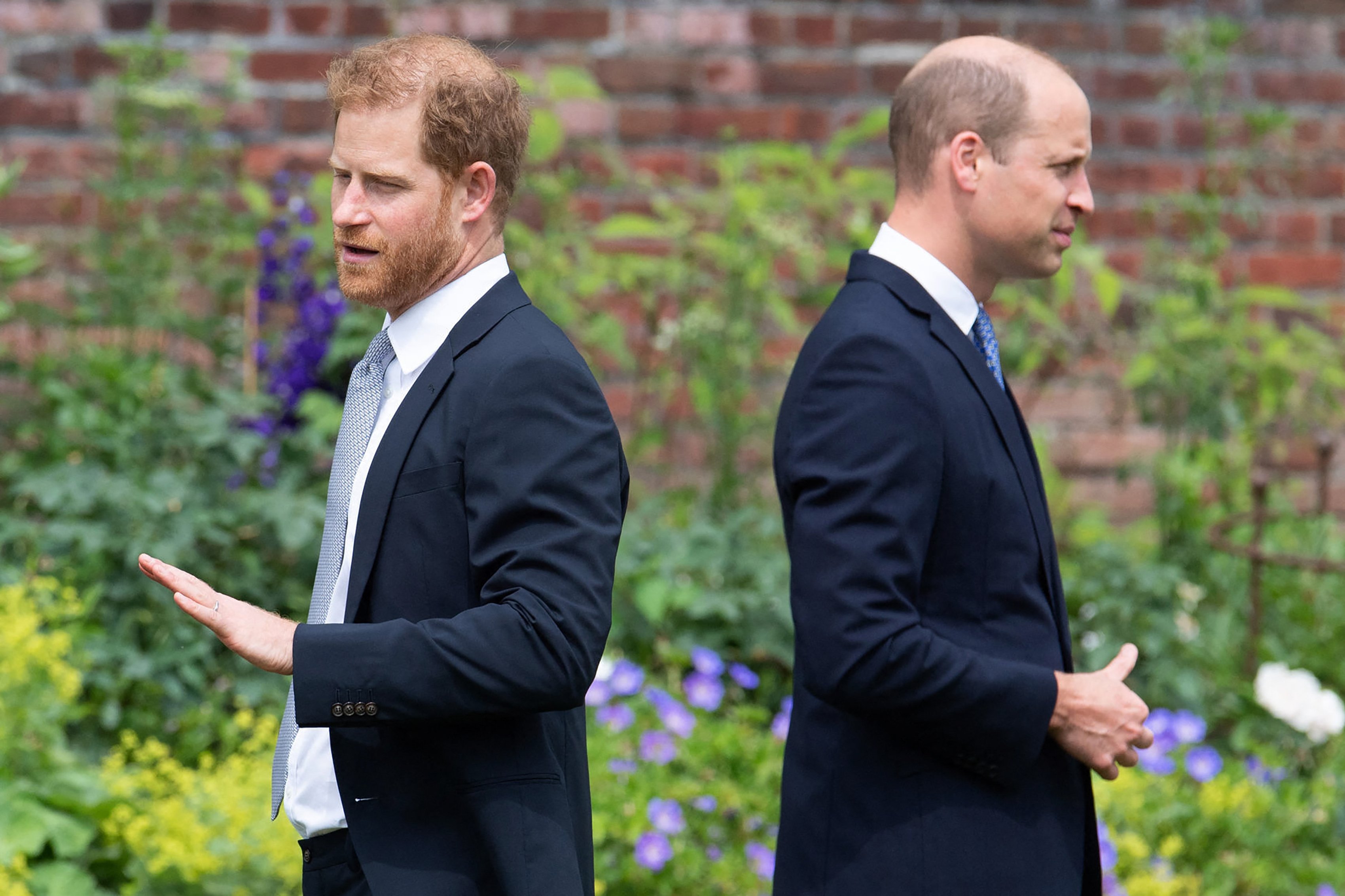 Prinz Harry, Herzog von Sussex, und sein Bruder Prinz William, Herzog von Cambridge, bei der Enthüllung einer Statue ihrer Mutter, Prinzessin Diana, im versunkenen Garten am 1. Juli 2021 im Kensington Palace, London. | Quelle: Getty Images