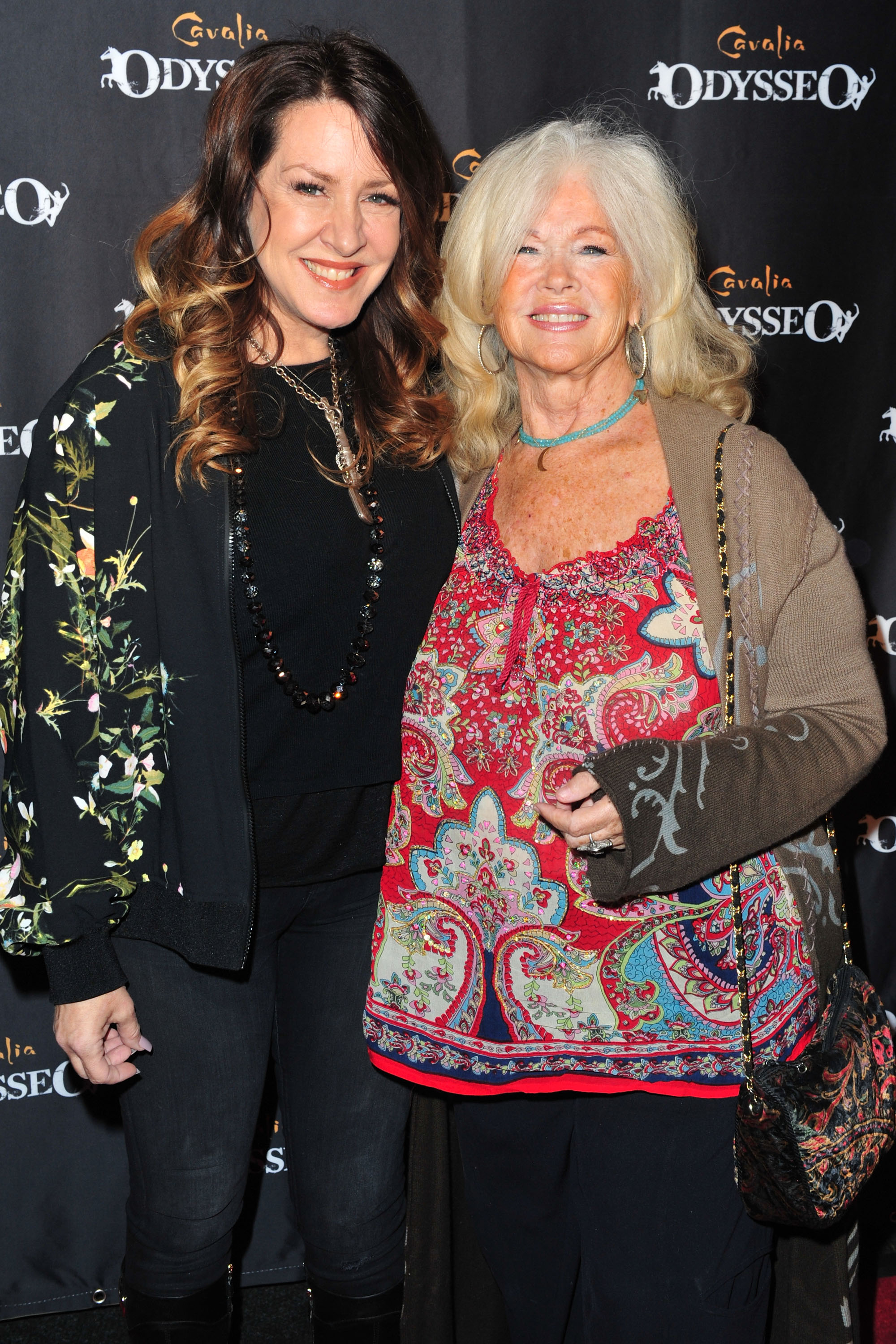 Schauspielerin Joely Fisher und ihre Mutter Connie Stevens kommen zur Premierenveranstaltung von "Odysseo By Cavalia" am 19. November 2016 in Irvine, Kalifornien | Quelle: Getty Images