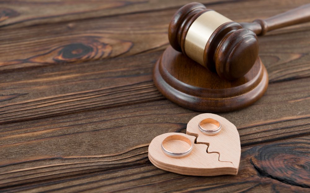 Corazón roto y martillo de un juez sobre un fondo de madera. | Foto: Shutterstock