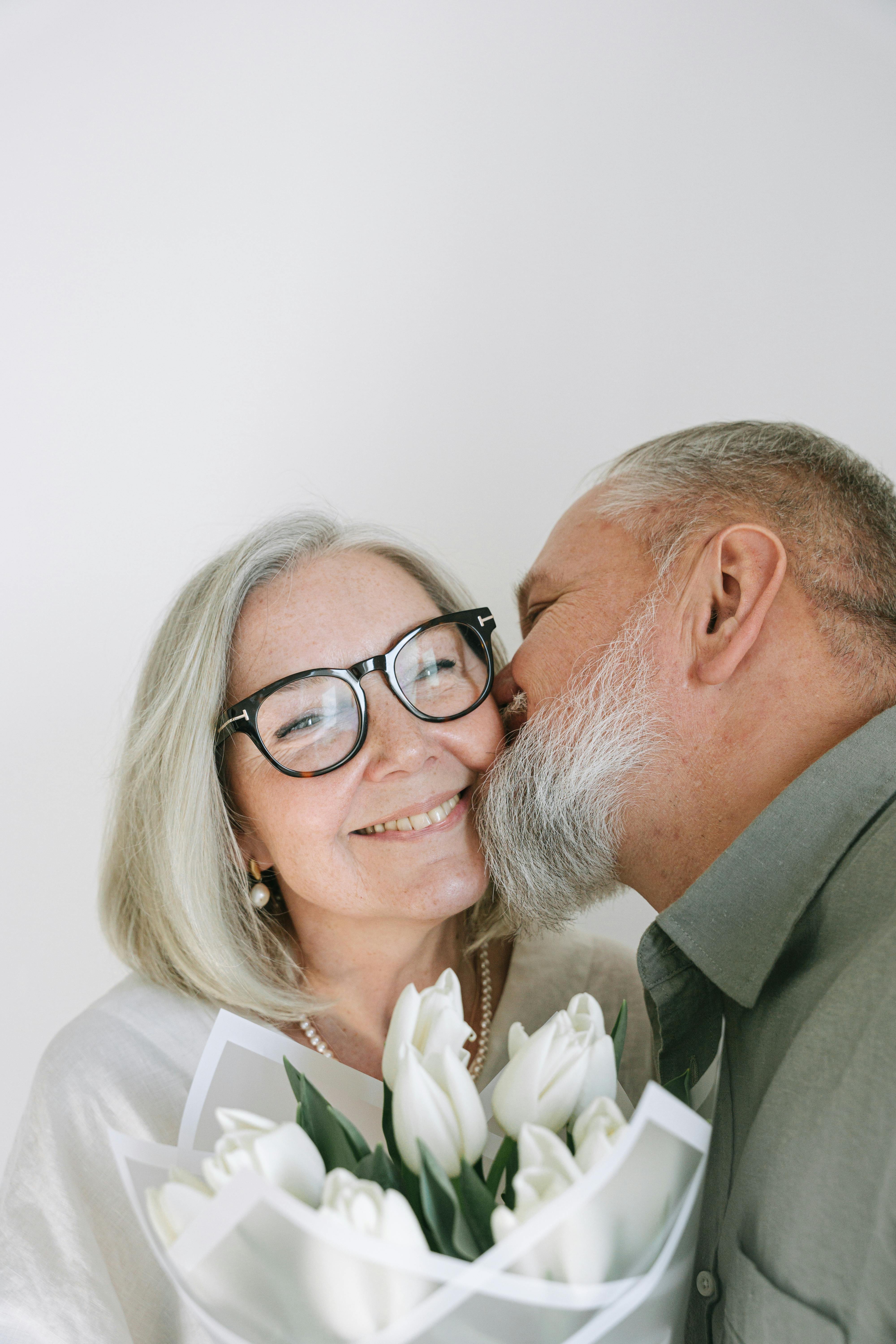A man kissing his wife on the cheek | Source: Pexels