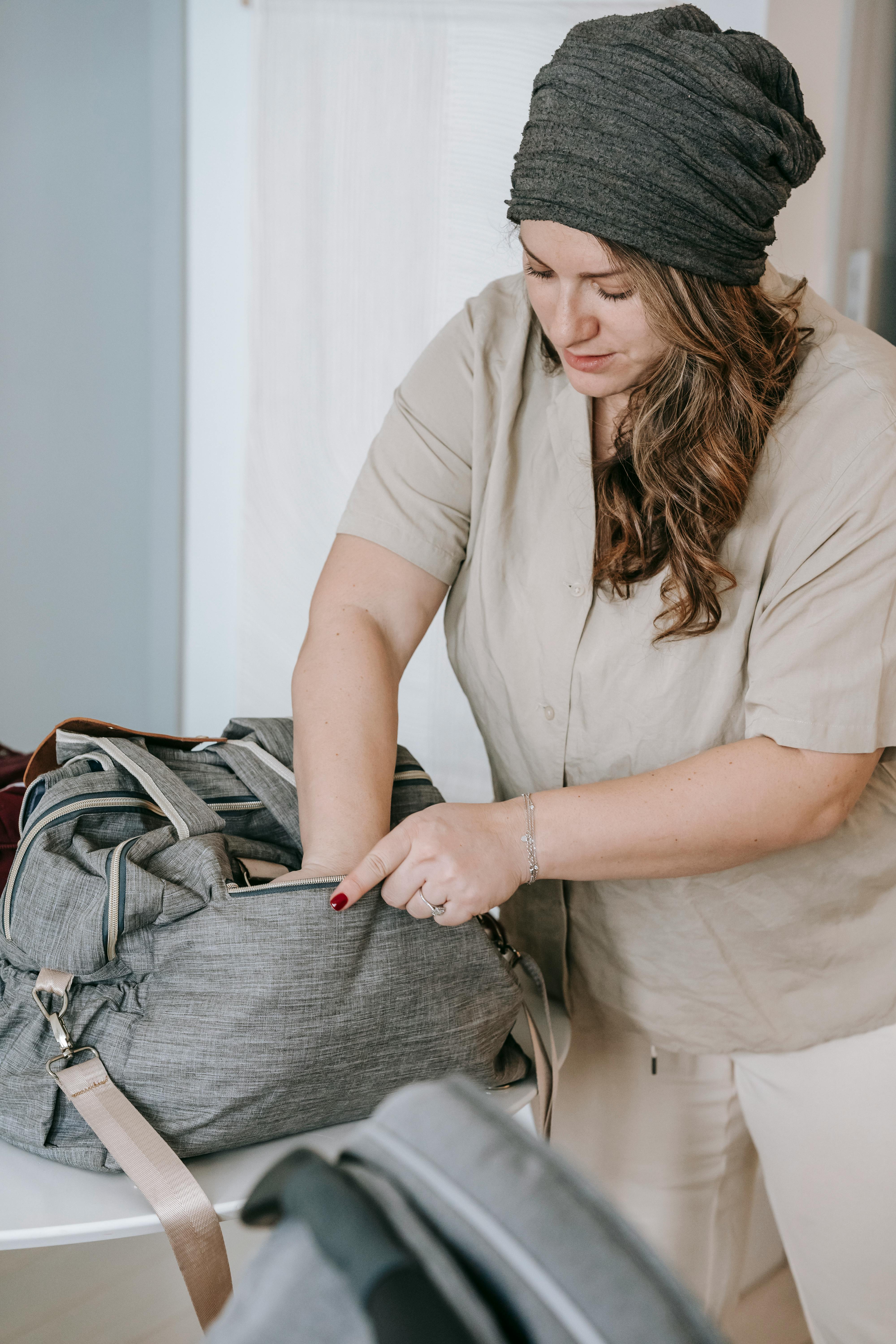 A woman packing a bag | Source: Pexels